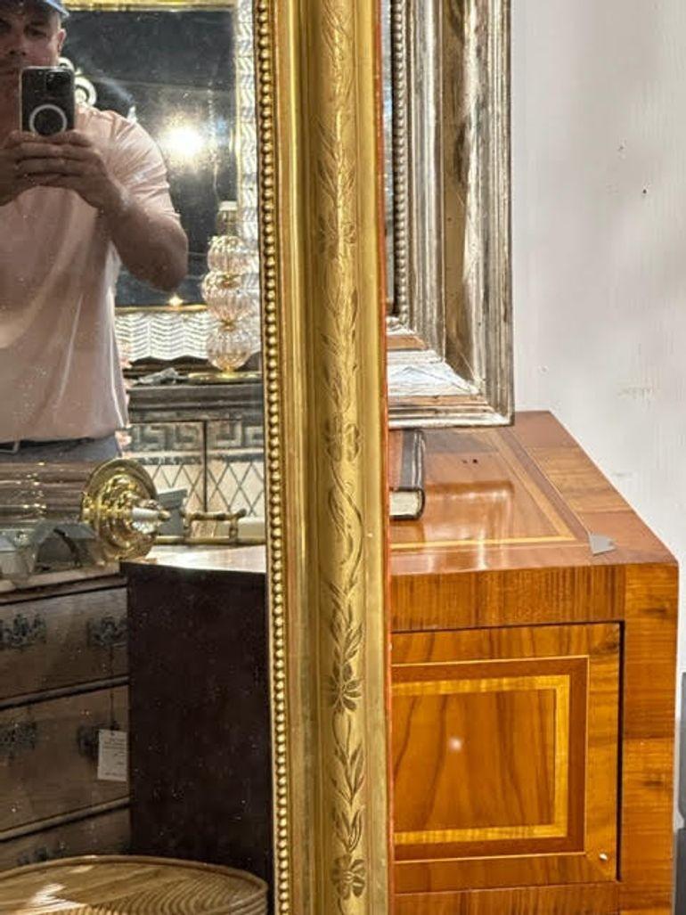19th Century French Louis Philippe Carved and Giltwood Mirror with Crest For Sale 4