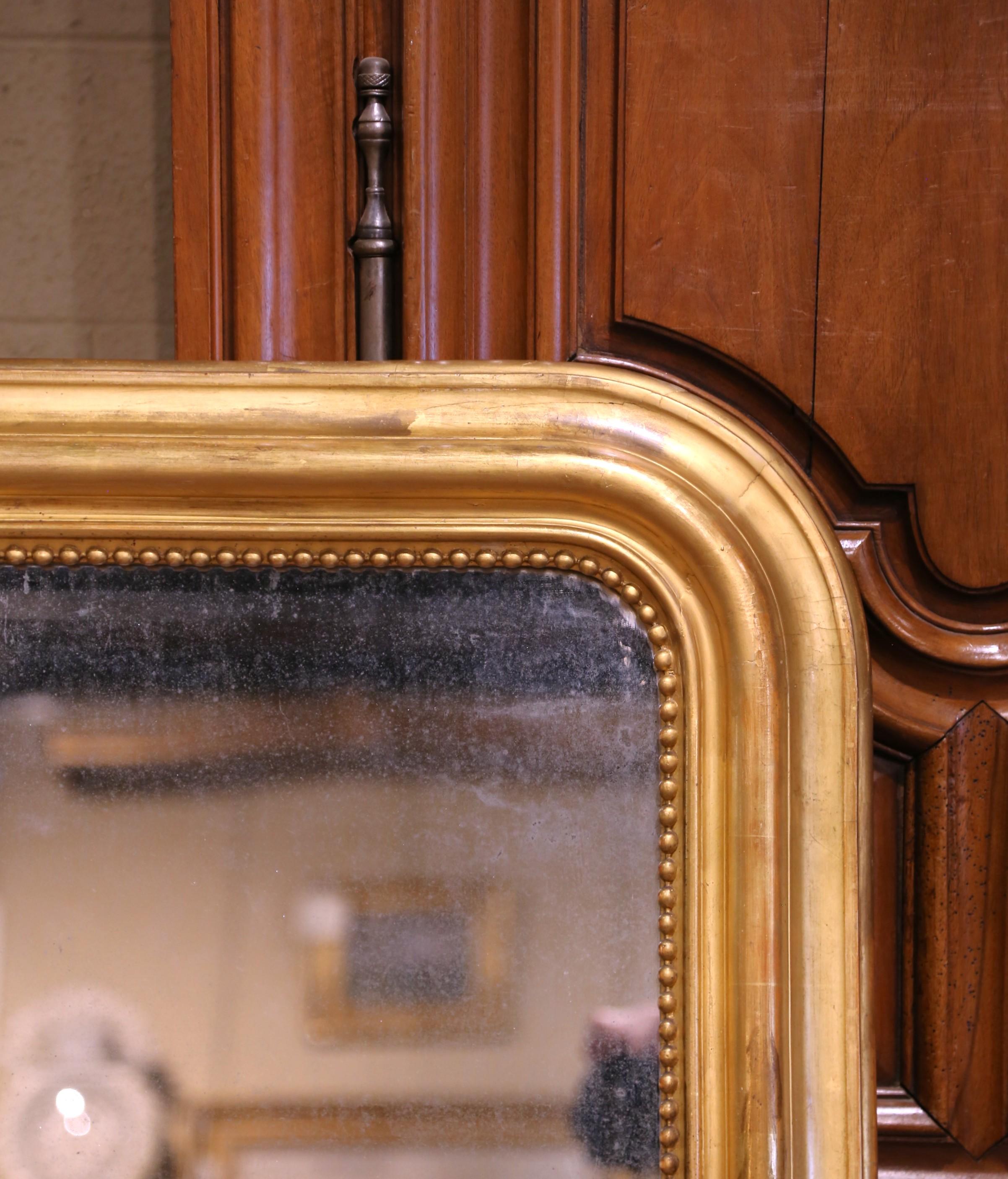Louis-Philippe Miroir de cheminée Louis Philippe du 19ème siècle en bois doré sculpté avec décor de perles en vente