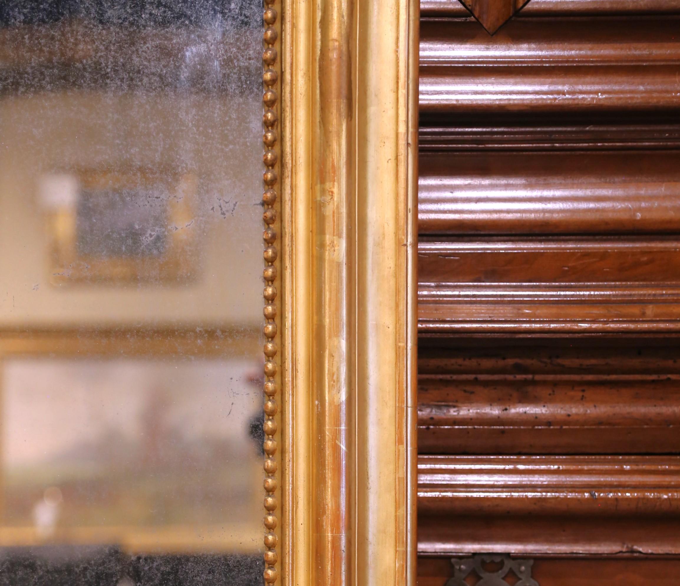 Français Miroir de cheminée Louis Philippe du 19ème siècle en bois doré sculpté avec décor de perles en vente