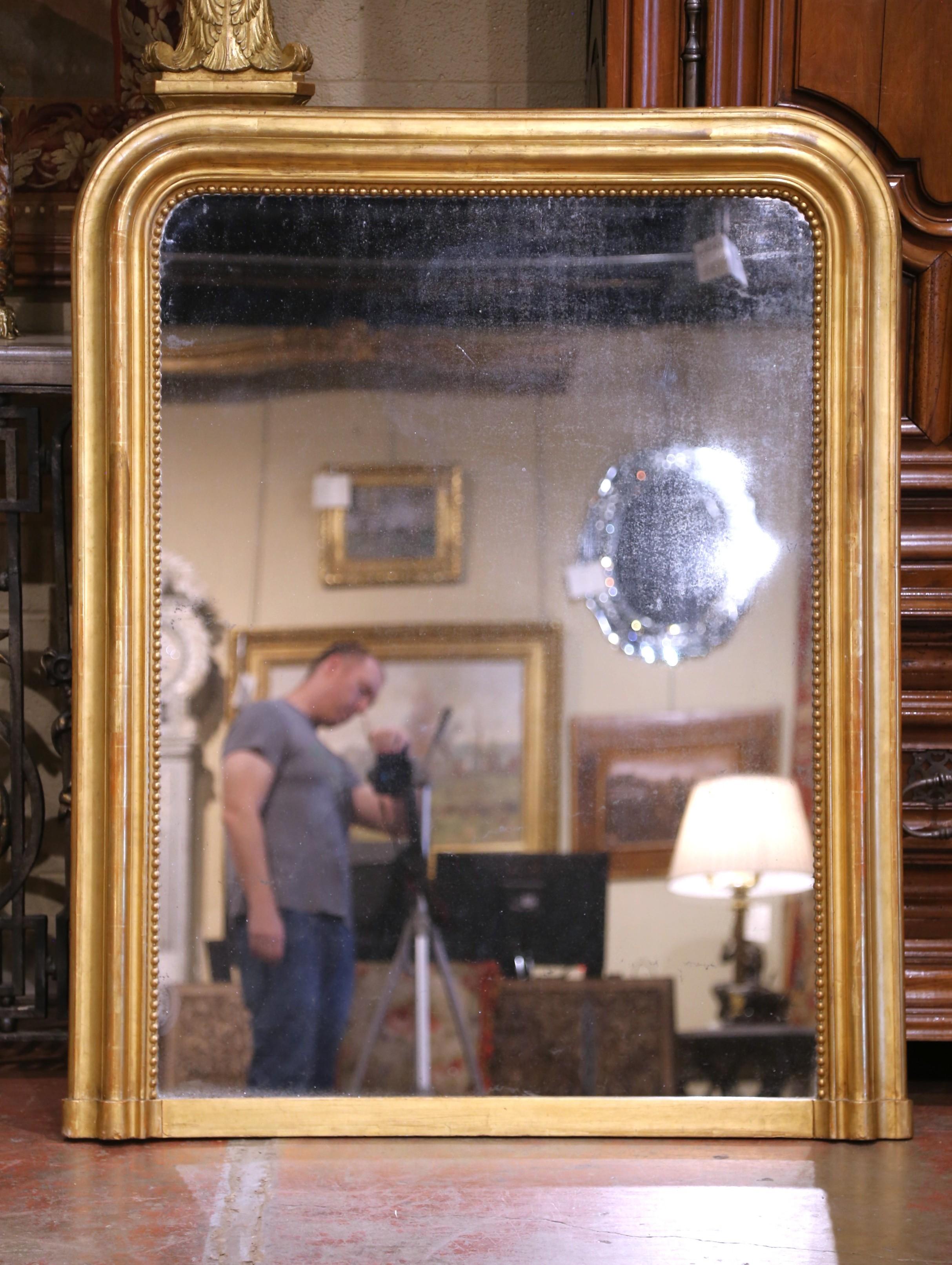 Doré Miroir de cheminée Louis Philippe du 19ème siècle en bois doré sculpté avec décor de perles en vente