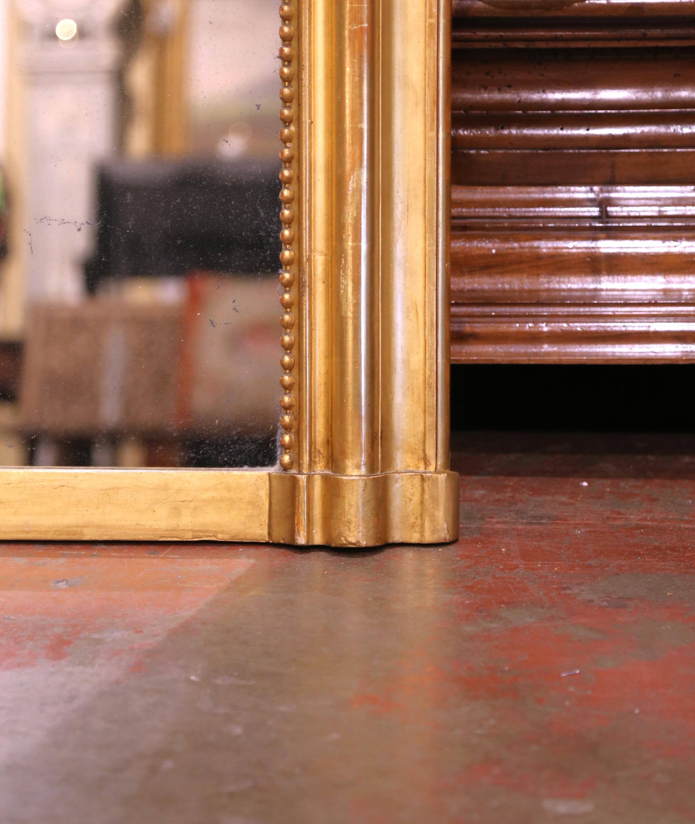 Miroir de cheminée Louis Philippe du 19ème siècle en bois doré sculpté avec décor de perles Excellent état - En vente à Dallas, TX