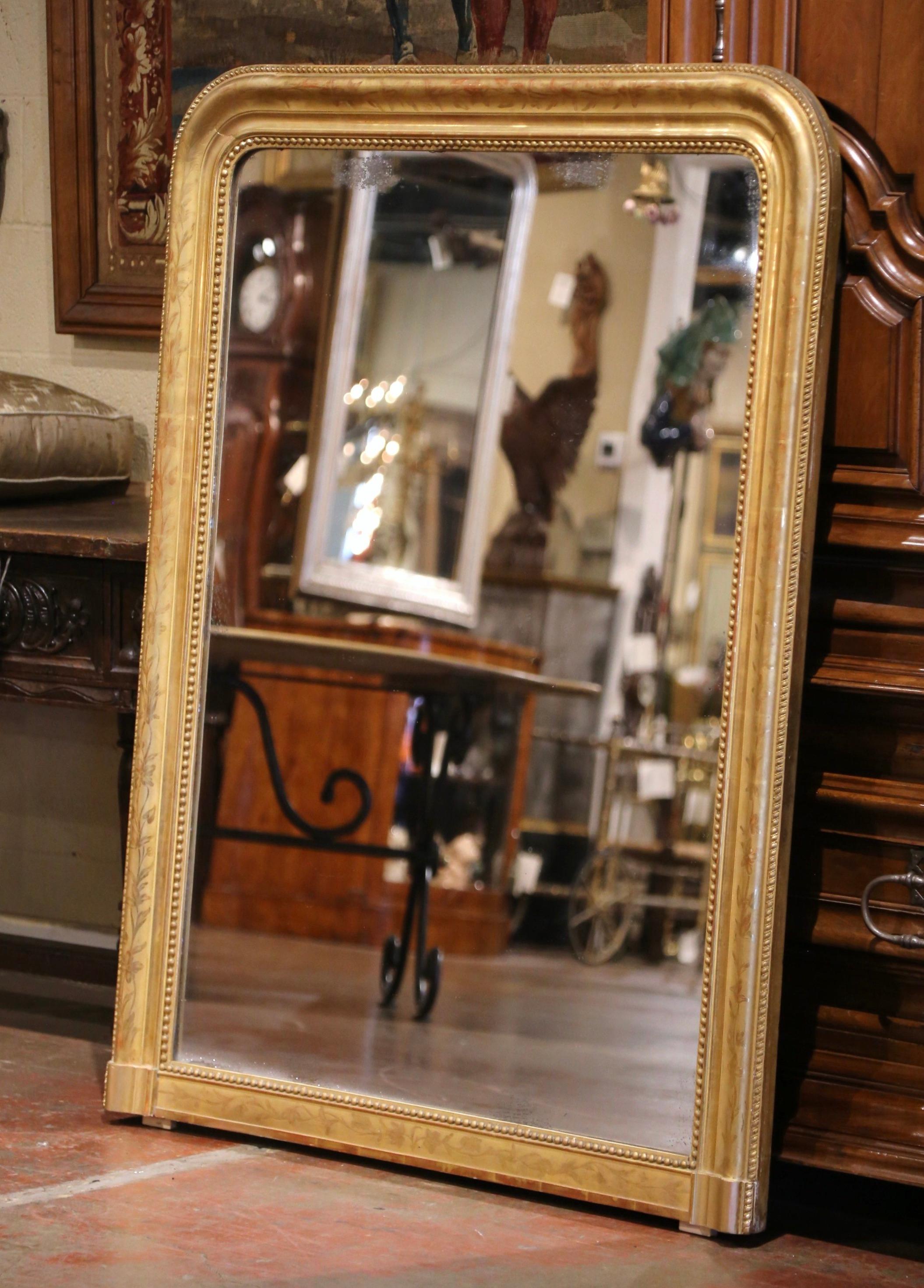 Vesti un caminetto con questo elegante specchio antico in stile Louis Philippe. Realizzato nella regione francese della Borgogna, intorno al 1860, e alto quasi un metro e mezzo, il grande specchio da parete ad arco ha linee tradizionali e senza