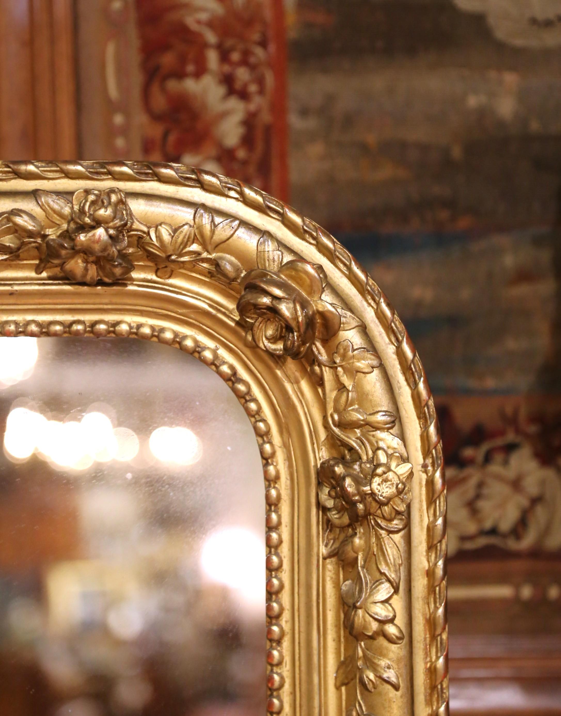 19. Jahrhundert Französisch Louis Philippe geschnitzt Giltwood Spiegel mit floralen Motiven (Handgeschnitzt) im Angebot