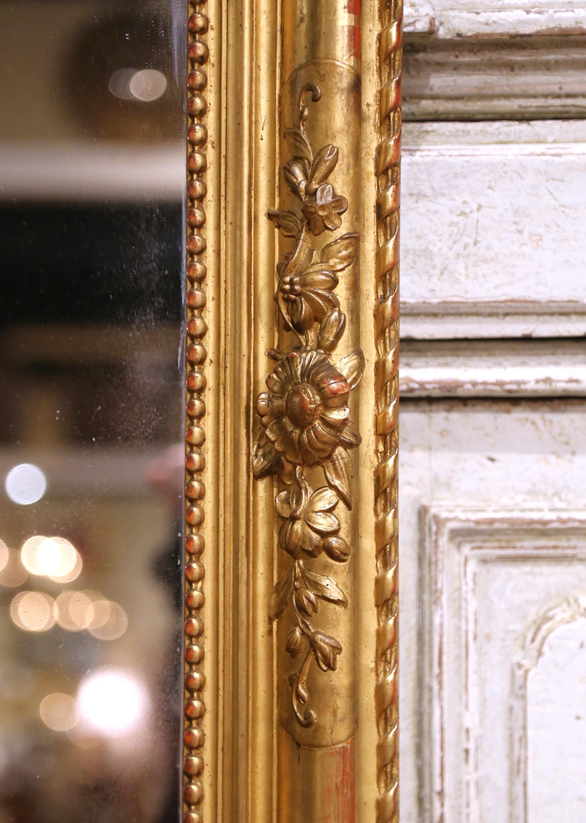 19. Jahrhundert Französisch Louis Philippe geschnitzt Giltwood Spiegel mit floralen Motiven im Zustand „Hervorragend“ im Angebot in Dallas, TX