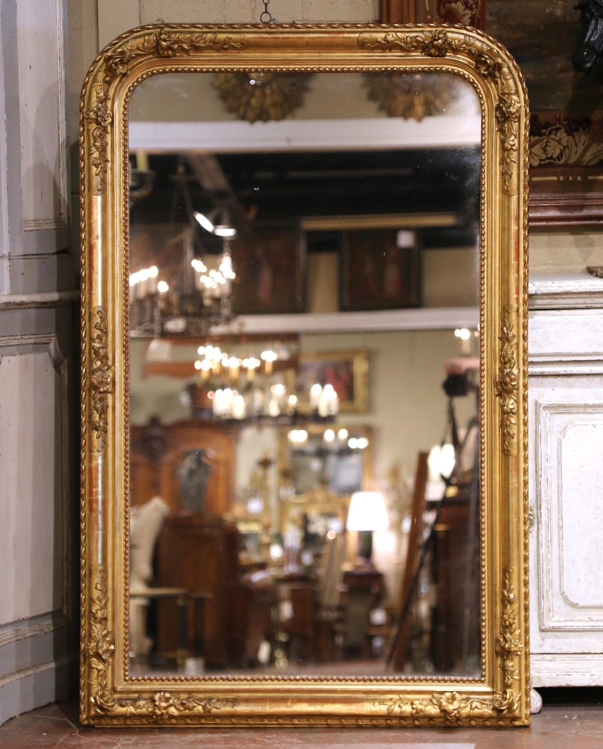 19. Jahrhundert Französisch Louis Philippe geschnitzt Giltwood Spiegel mit floralen Motiven (Vergoldetes Holz) im Angebot