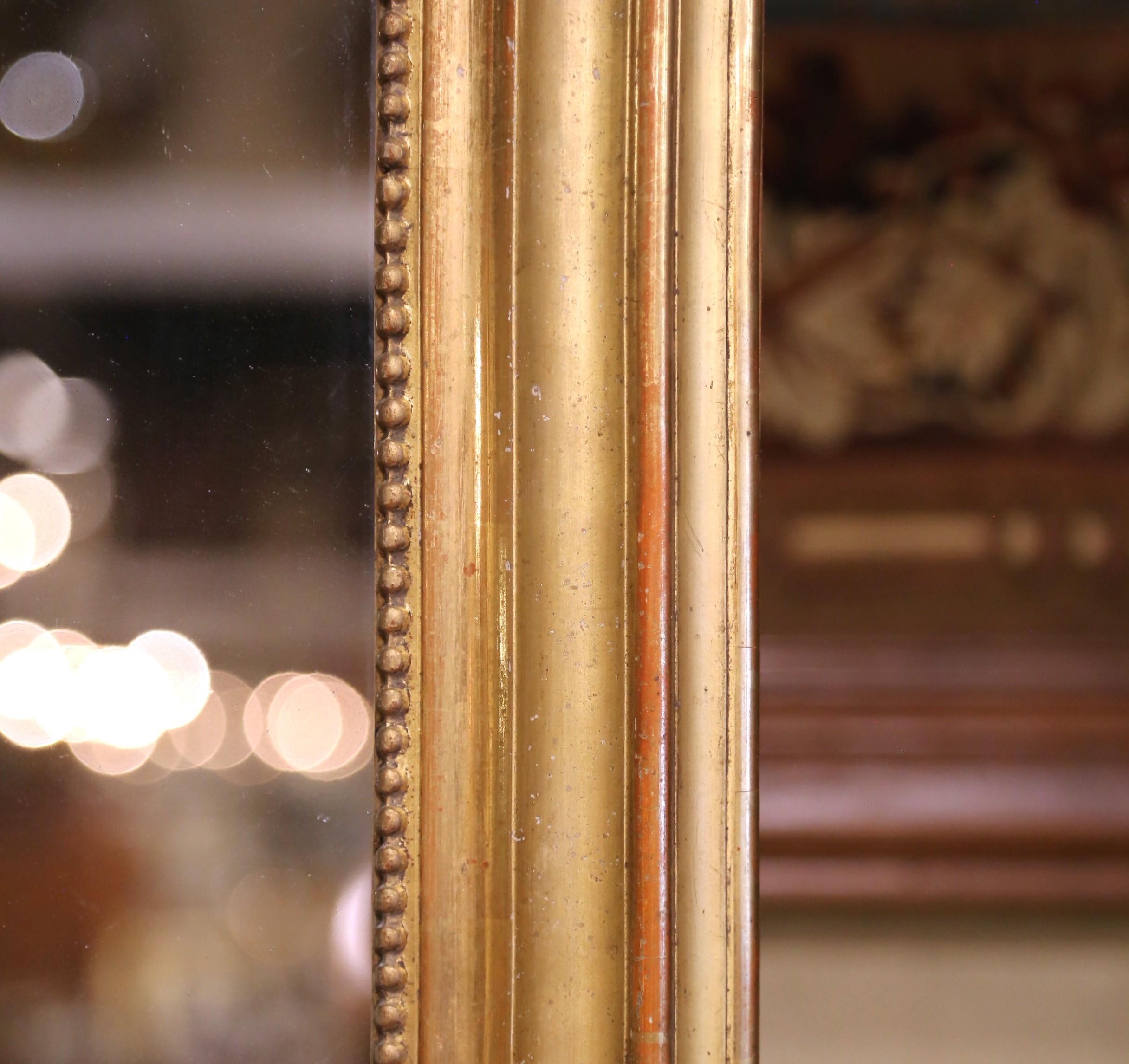 19. Jahrhundert Französisch Louis Philippe geschnitzt Giltwood Wandspiegel mit Perlen trimmen im Zustand „Hervorragend“ im Angebot in Dallas, TX