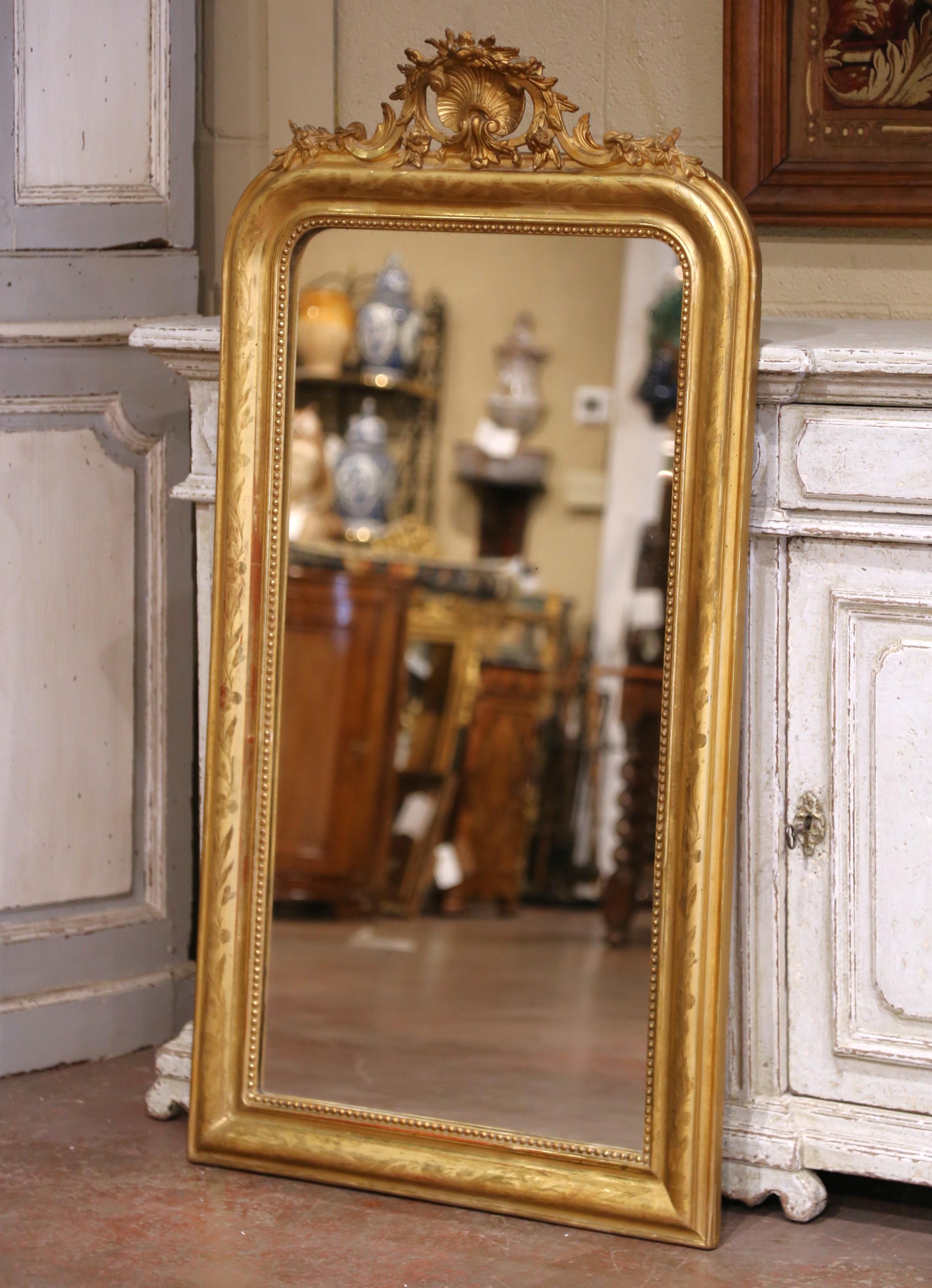Añade refinamiento a una entrada, una chimenea o un vestidor con este elegante espejo antiguo. Fabricado en Francia hacia 1870, este adorno de pared ejemplifica el estilo Louis Philippe con sus clásicas esquinas redondeadas, su perfil simétrico y su