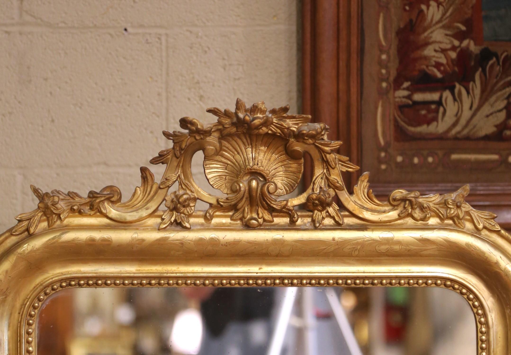 Espejo de pared francés Louis Philippe del siglo XIX tallado en madera dorada con cresta de concha Luis Felipe en venta