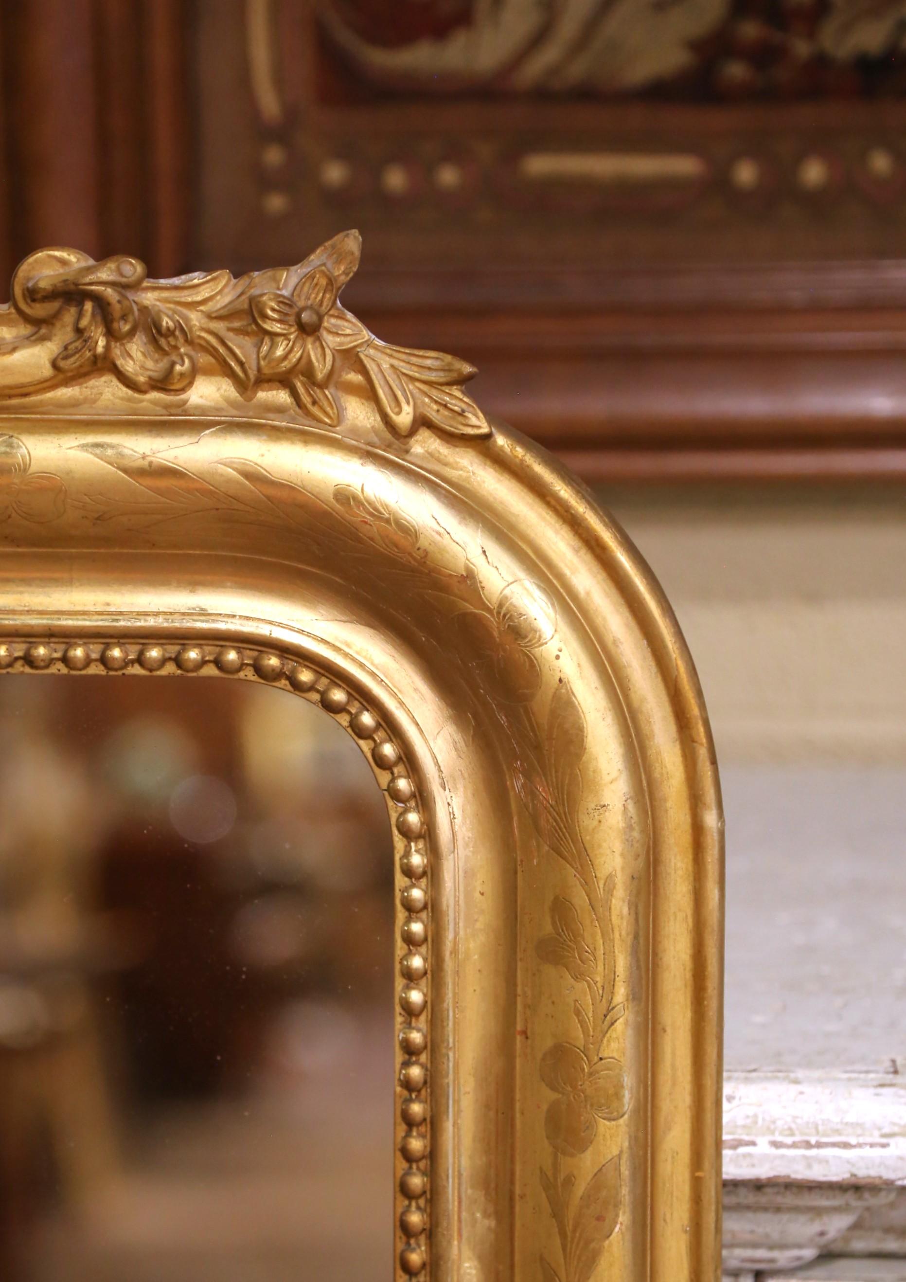 Espejo de pared francés Louis Philippe del siglo XIX tallado en madera dorada con cresta de concha Francés en venta