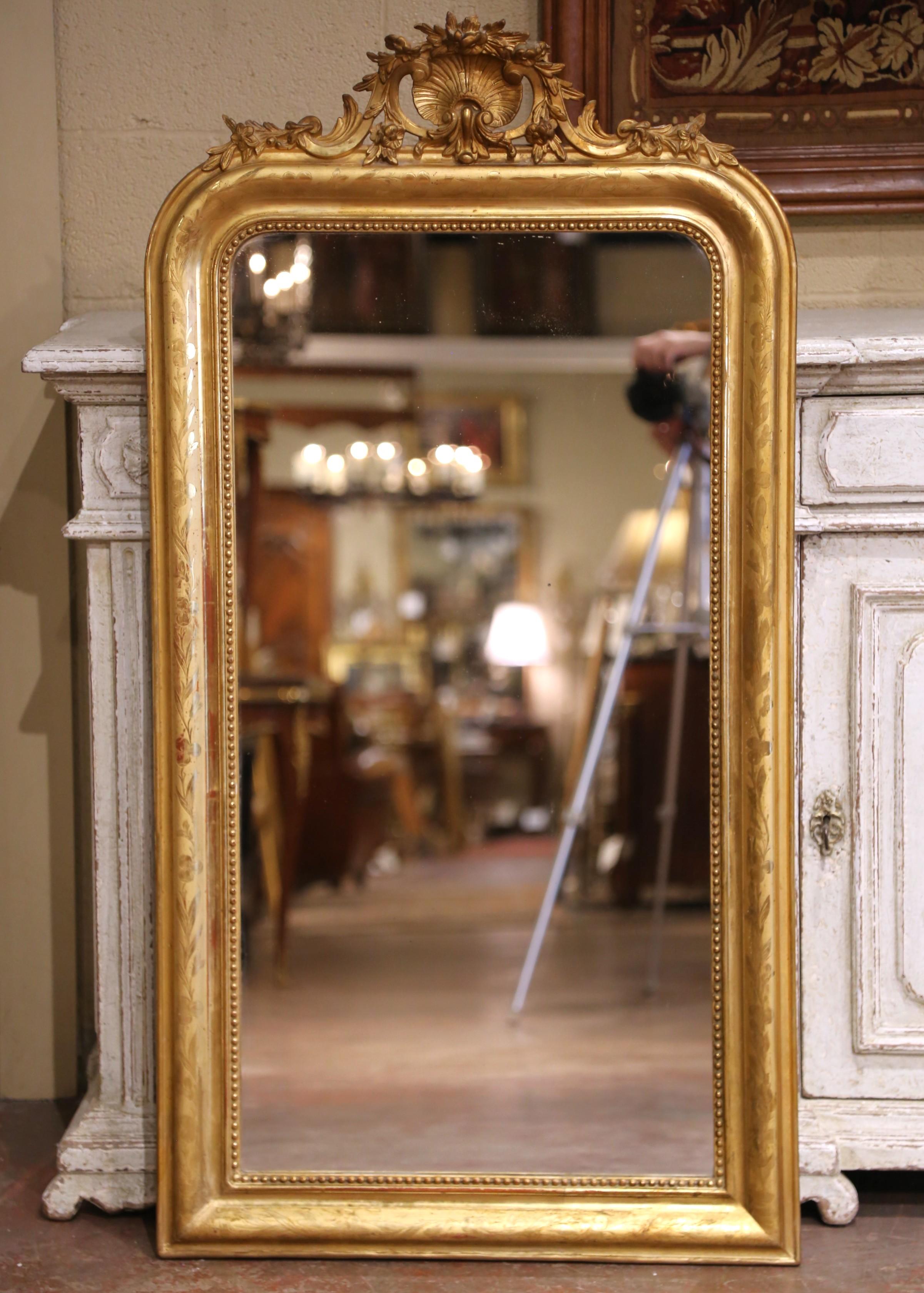Espejo de pared francés Louis Philippe del siglo XIX tallado en madera dorada con cresta de concha Tallado a mano en venta