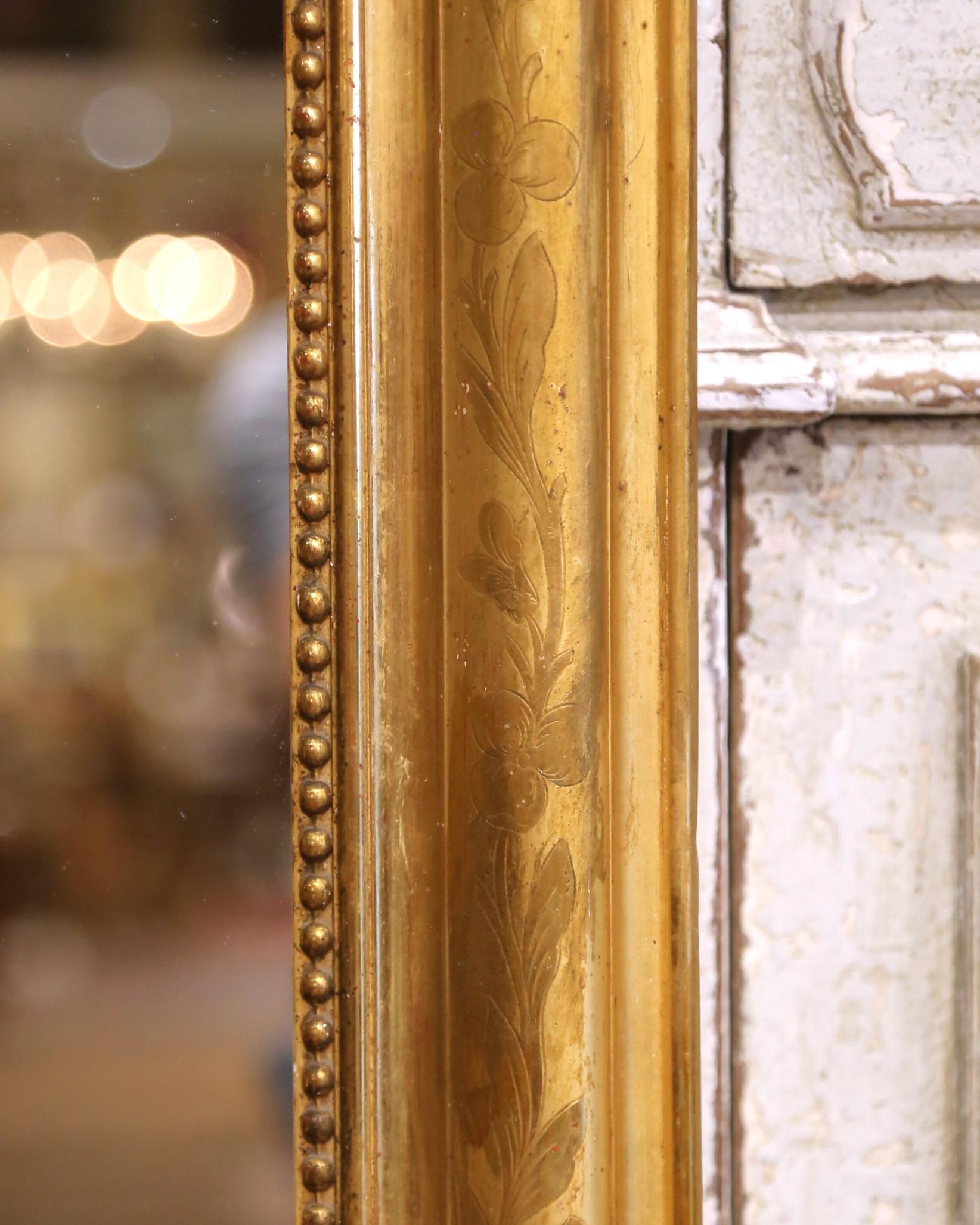 Espejo de pared francés Louis Philippe del siglo XIX tallado en madera dorada con cresta de concha en Excelente estado para la venta en Dallas, TX