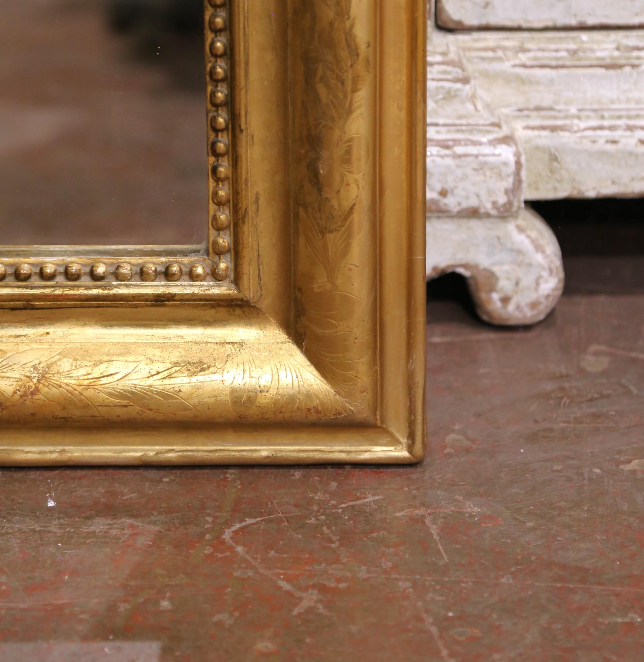 Espejo de pared francés Louis Philippe del siglo XIX tallado en madera dorada con cresta de concha Vidrio de mercurio en venta