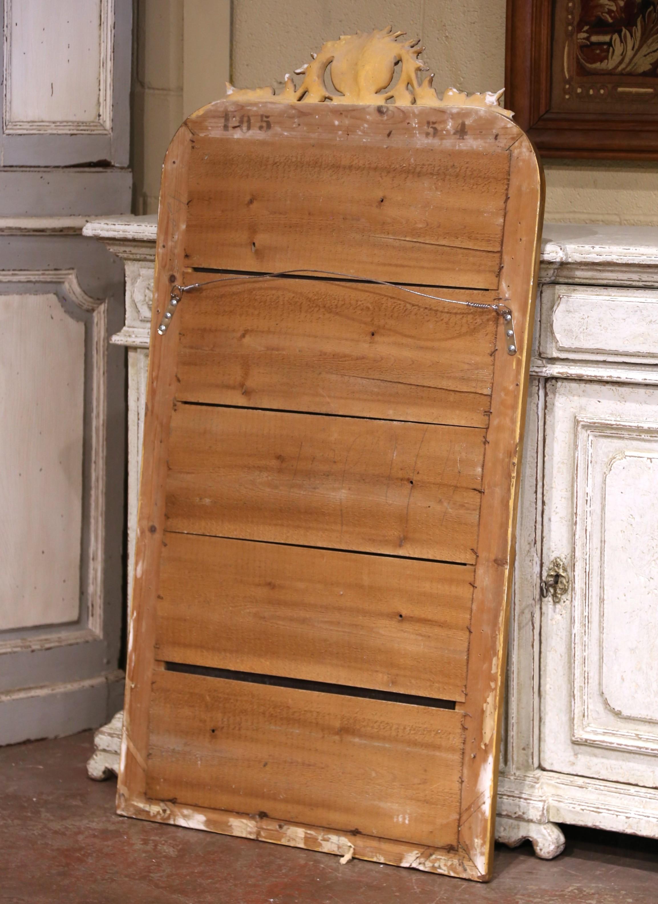 Espejo de pared francés Louis Philippe del siglo XIX tallado en madera dorada con cresta de concha en venta 1