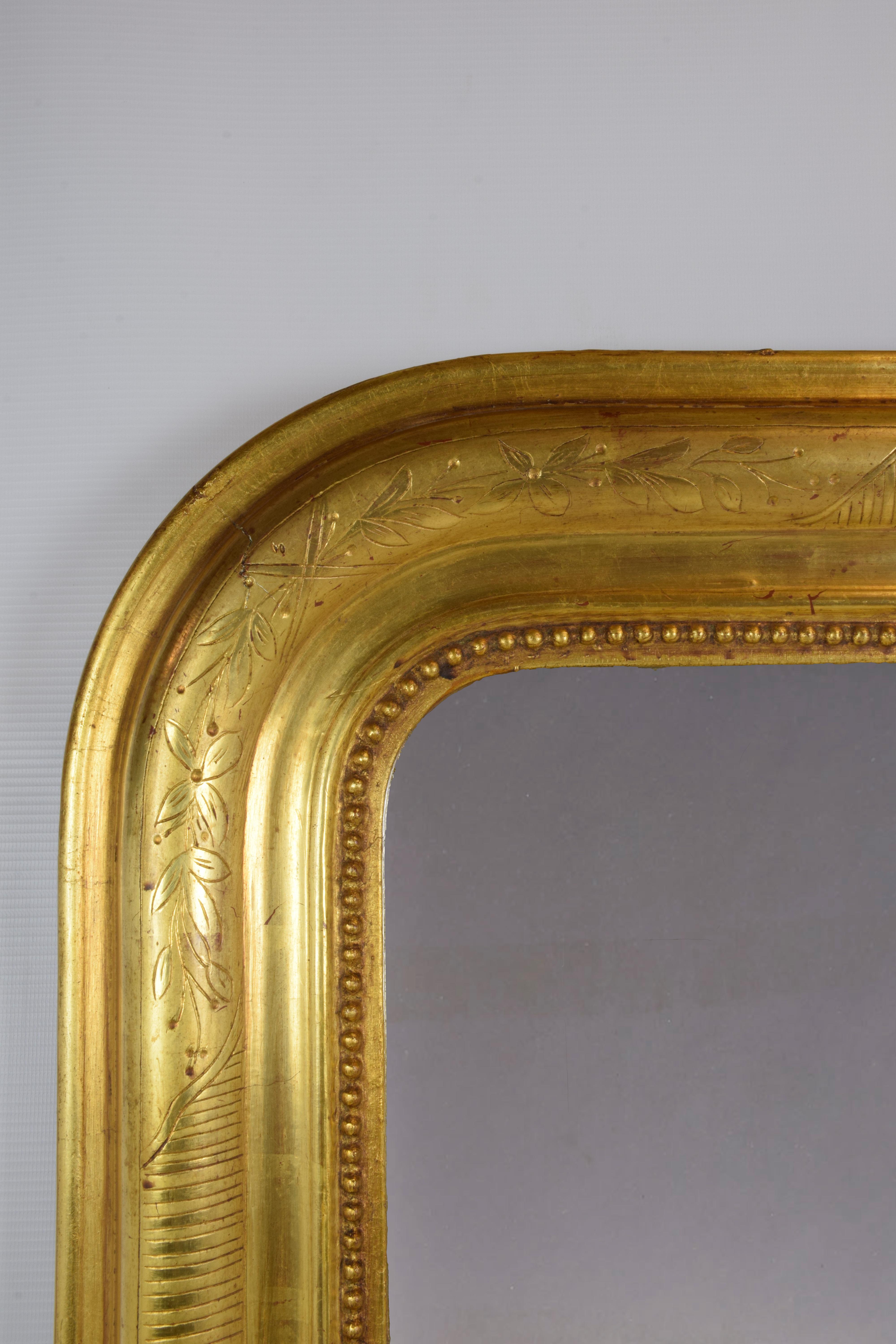 19th Century French Louis Philippe Carved Golden Wall Mirror In Good Condition For Sale In Prato, IT