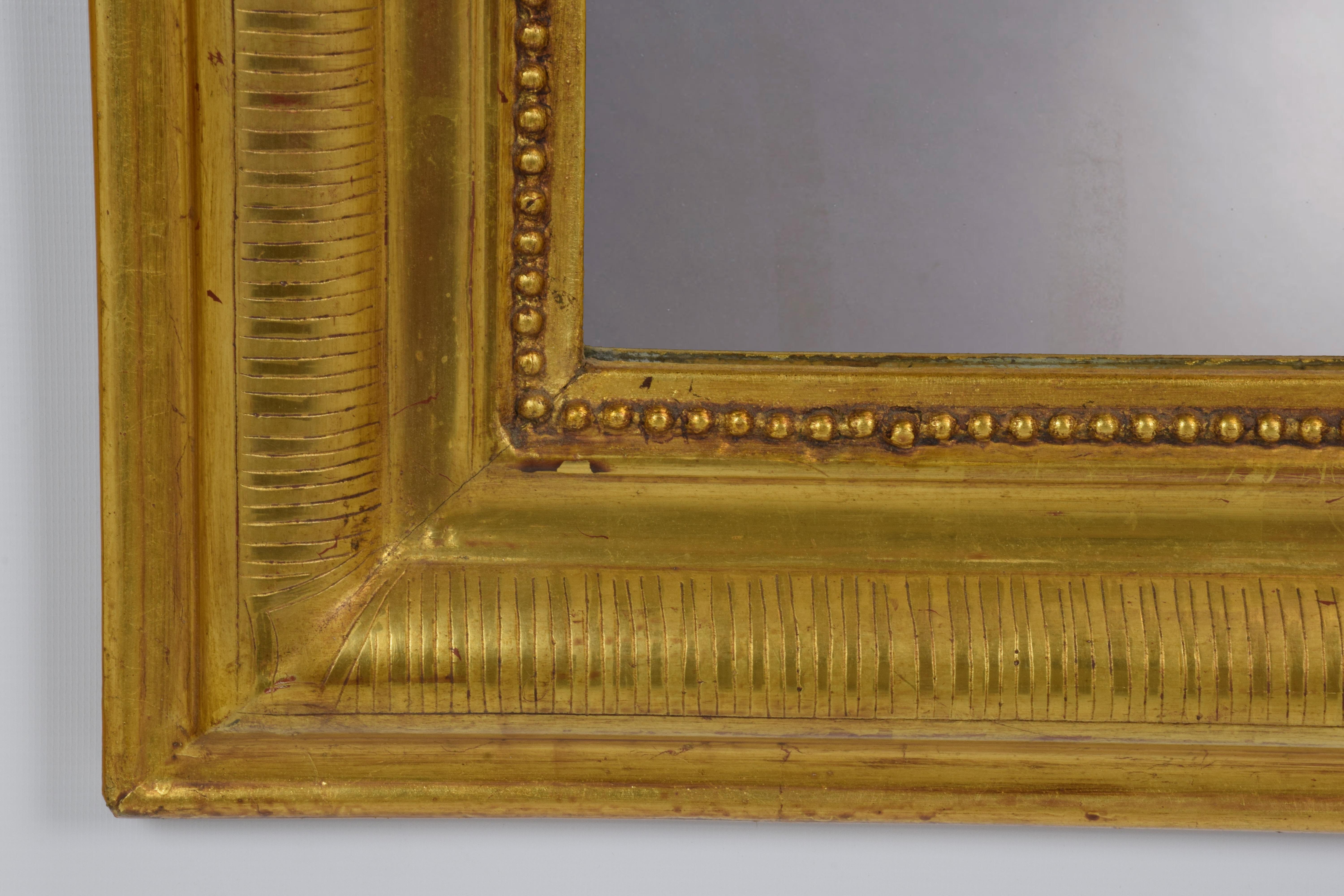 Geschnitzter goldener französischer Louis-Philippe-Wandspiegel aus dem 19. Jahrhundert (Blattgold) im Angebot