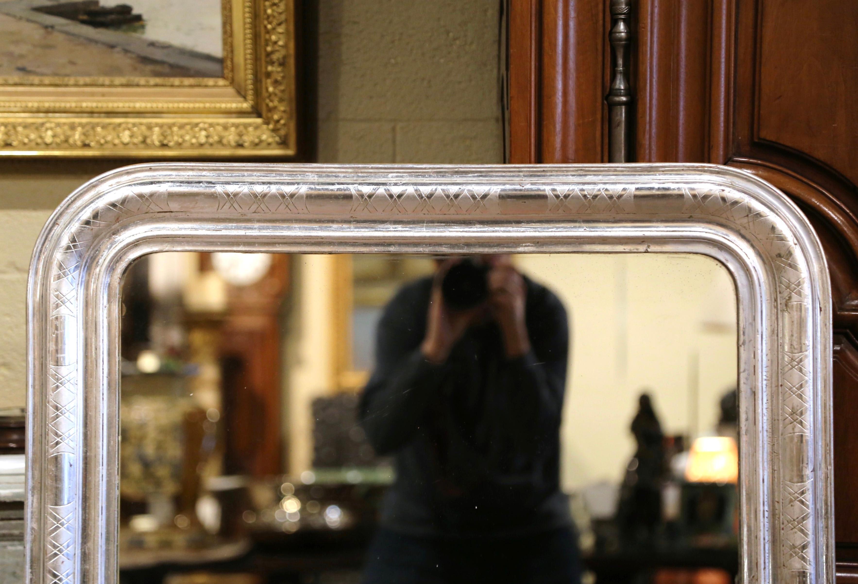 Geschnitzter versilberter französischer Louis-Philippe-Spiegel mit geometrischem Dekor aus dem 19. Jahrhundert (Louis Philippe) im Angebot