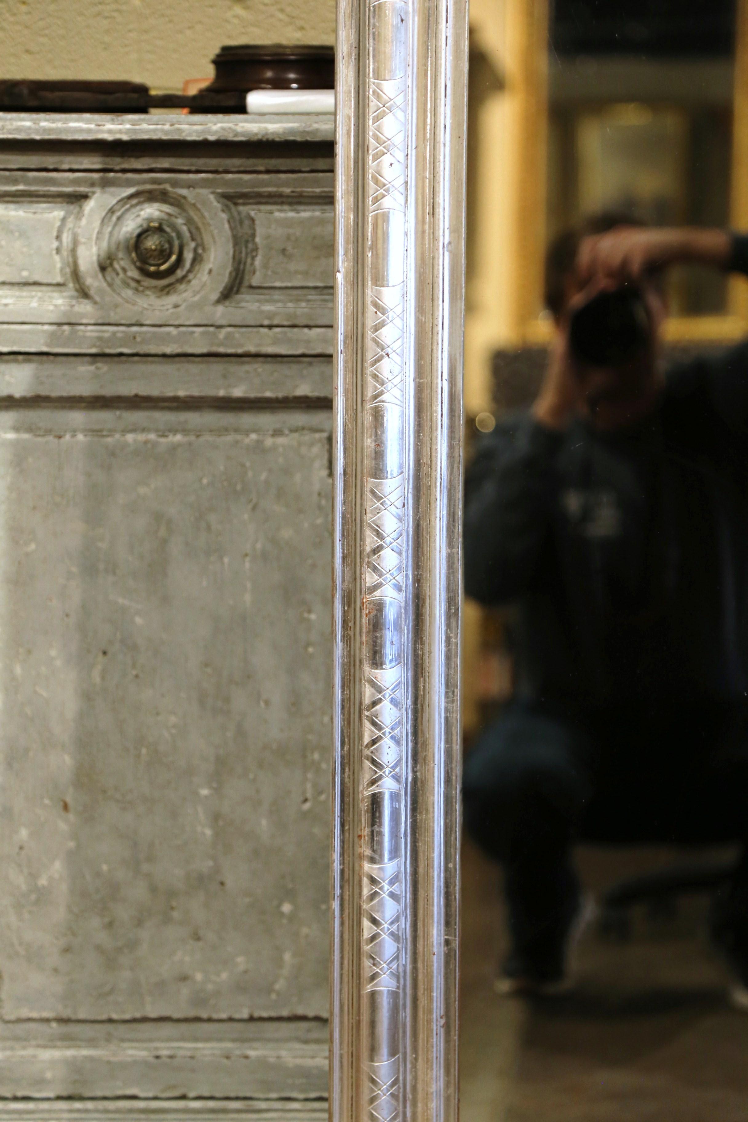 Geschnitzter versilberter französischer Louis-Philippe-Spiegel mit geometrischem Dekor aus dem 19. Jahrhundert im Zustand „Hervorragend“ im Angebot in Dallas, TX