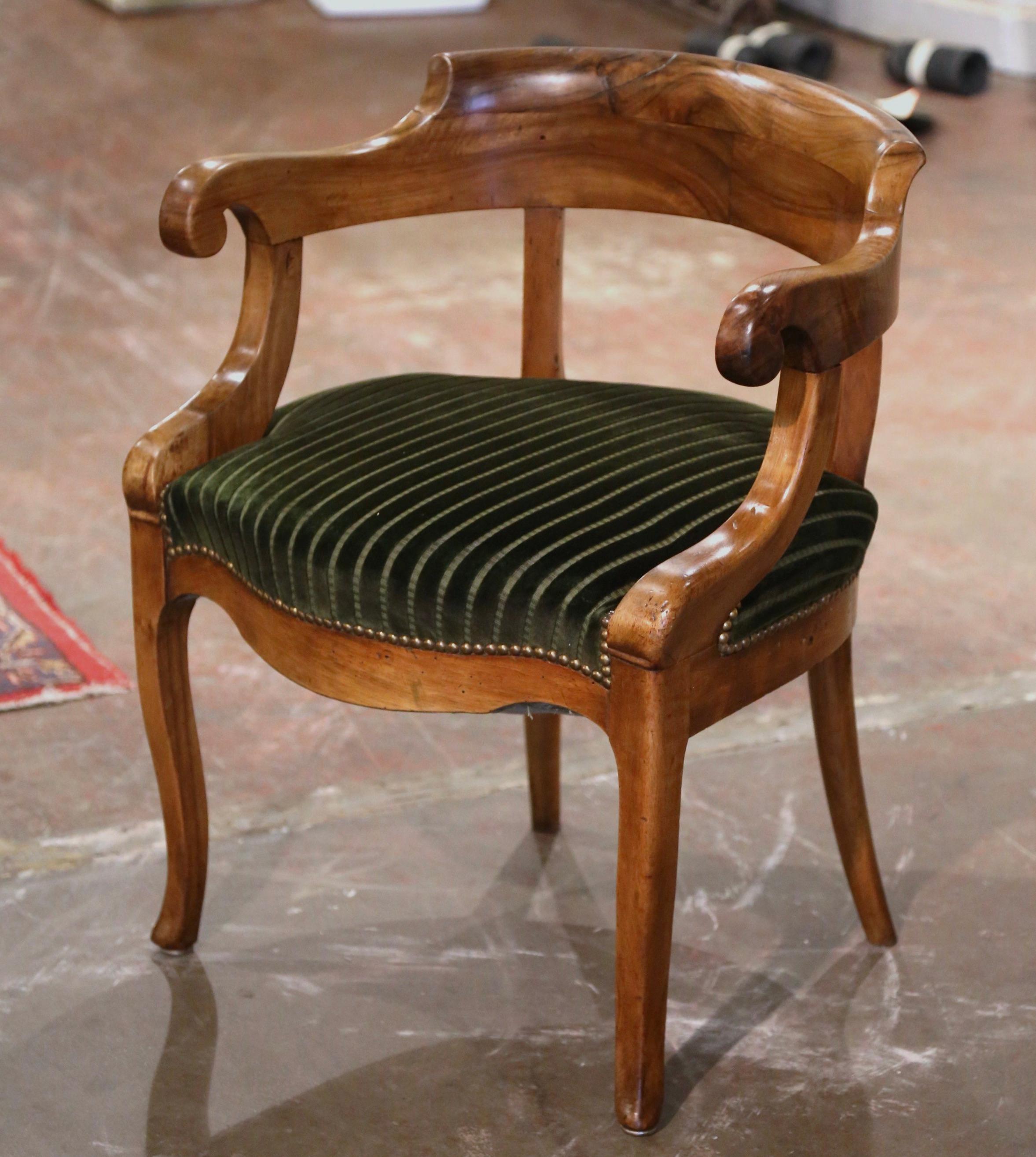 Décorez un bureau avec cet élégant fauteuil ancien. Fabriqué en France, vers 1860, et construit en noyer, le fauteuil repose sur des pieds cabriole se terminant par des pieds à volutes, sur un tablier festonné et en bombe. La chaise présente un