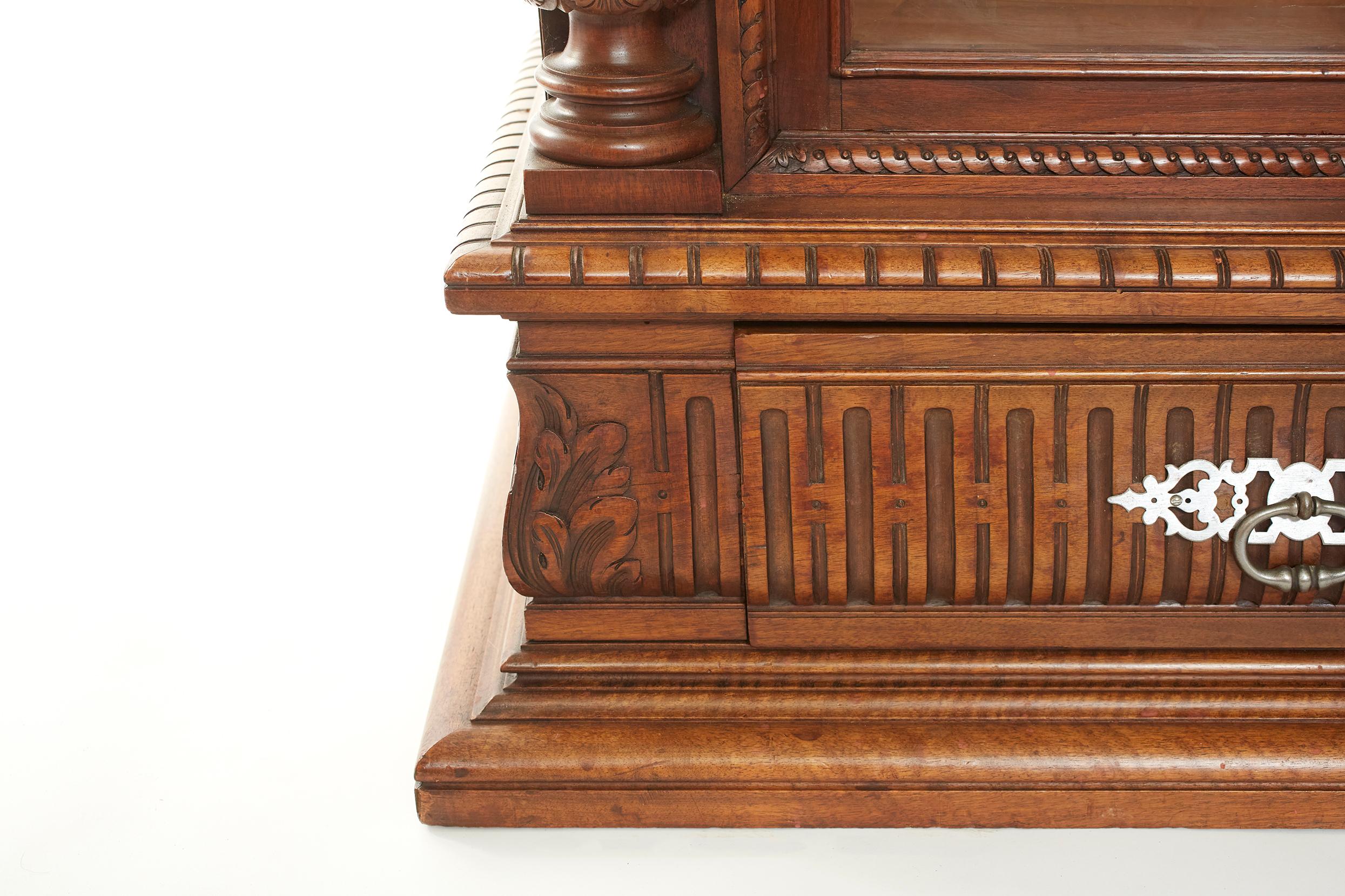 Cabinet en noyer sculpté Chaleyssin Freres du 19ème siècle en vente 1