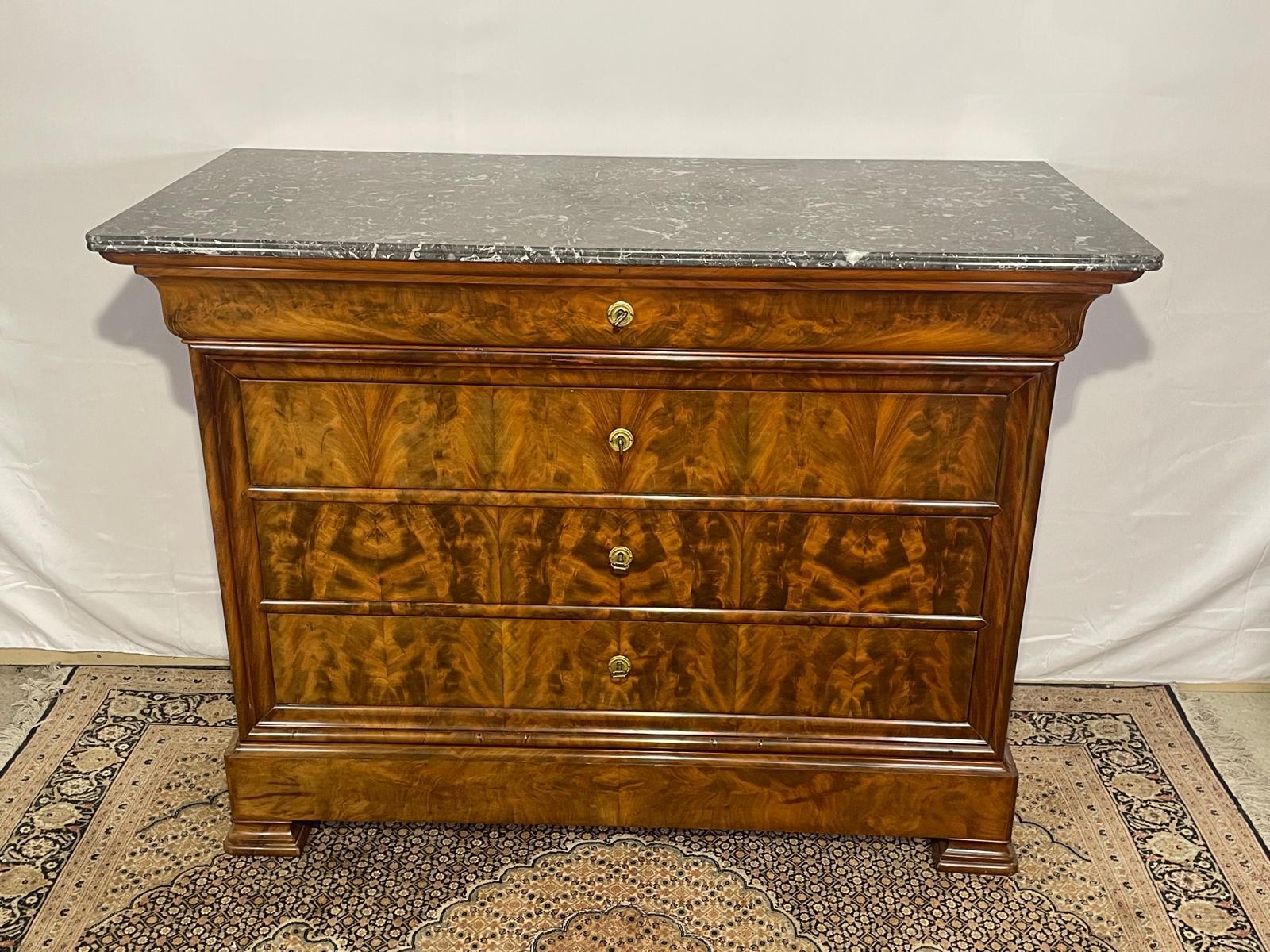 Questa raffinata cassettiera francese Louis Philippe del XIX secolo mostra una maestria senza tempo e una raffinata eleganza. Il pezzo è realizzato con una splendida impiallacciatura in radica di noce, caratterizzata da un'ipnotica venatura che ne