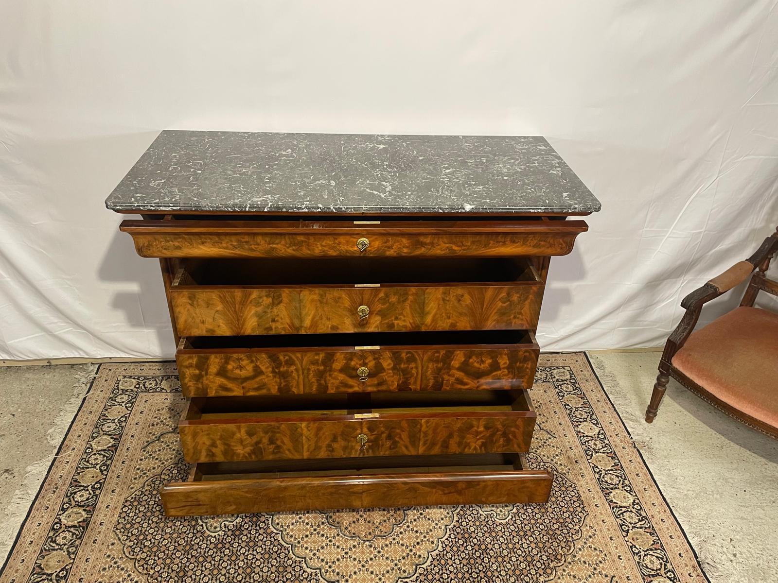 Marmo nero Belgio Cassettiera francese Louis Philippe del XIX secolo in radica di noce e marmo nero in vendita
