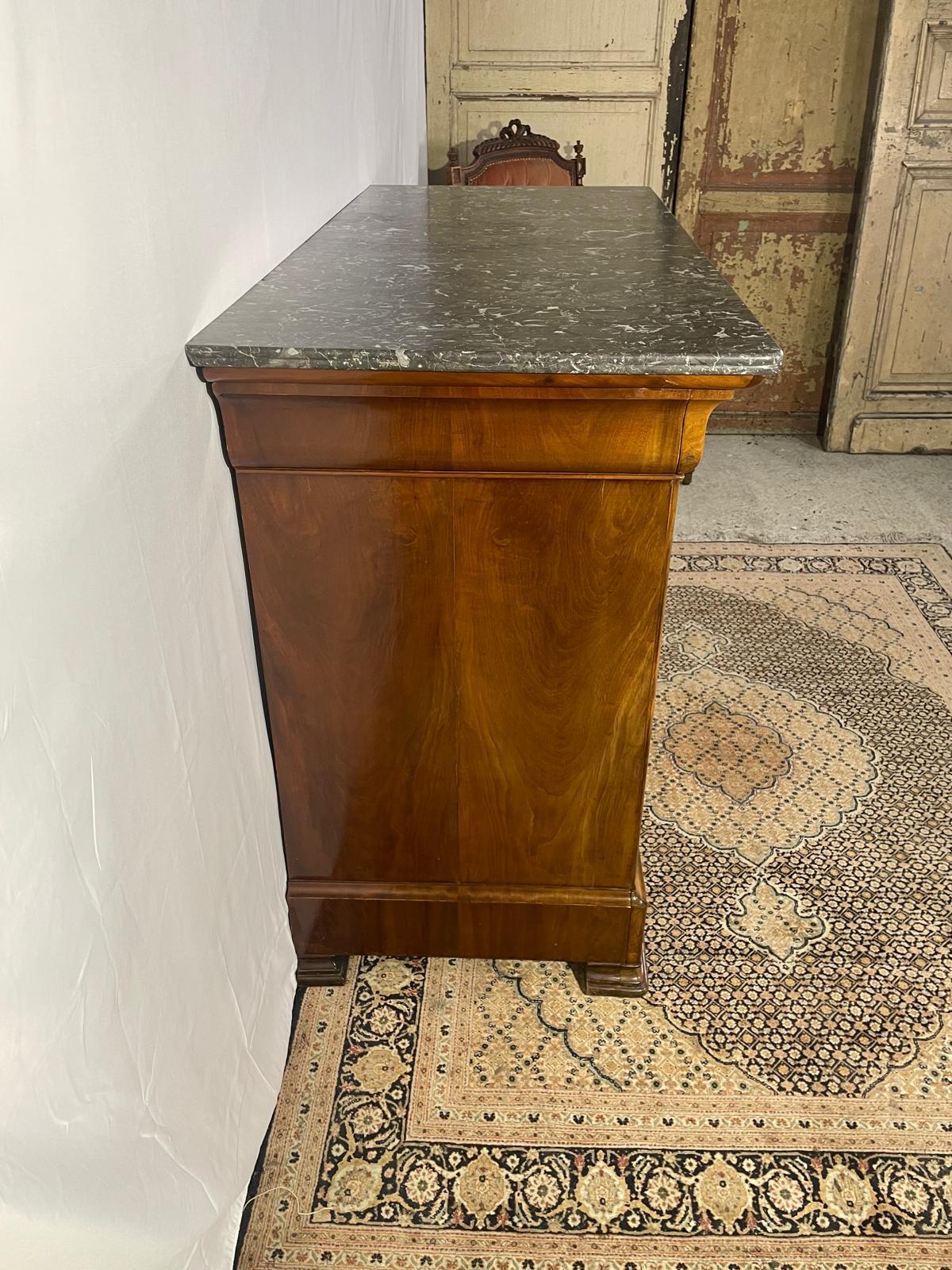 Cassettiera francese Louis Philippe del XIX secolo in radica di noce e marmo nero in vendita 1