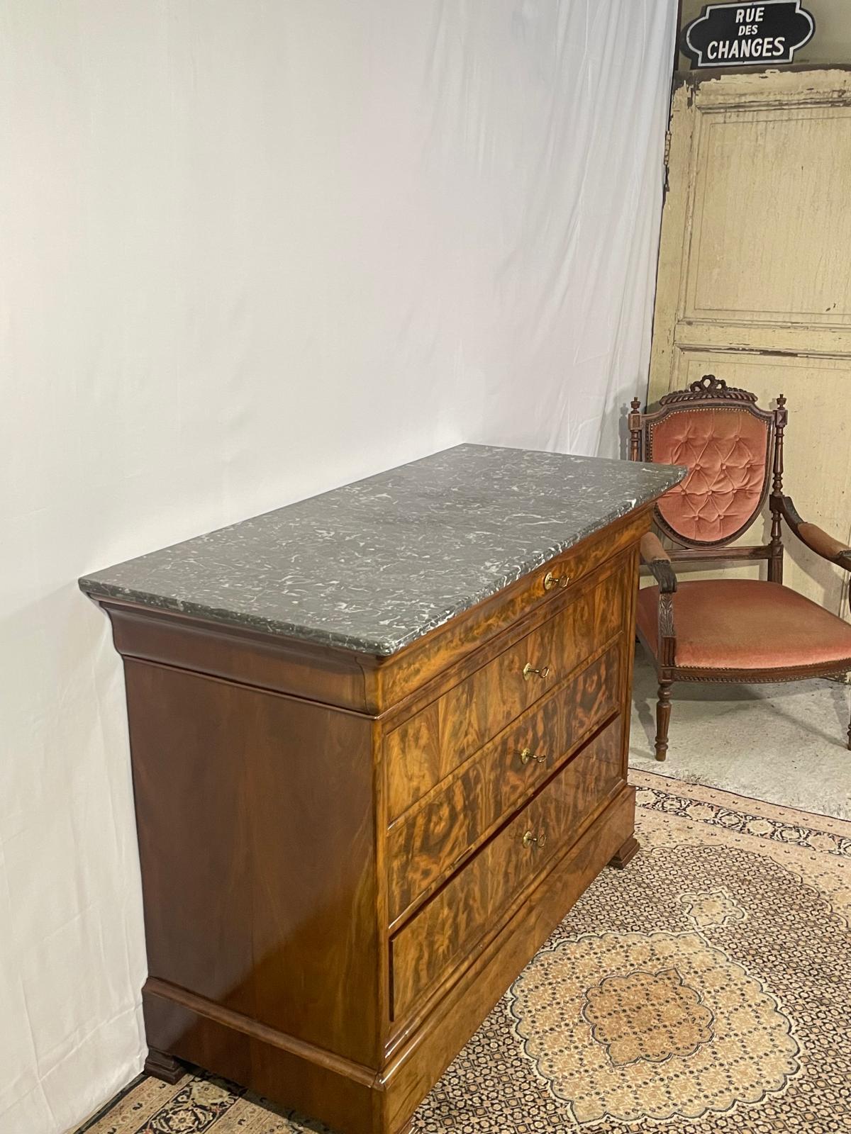 Cassettiera francese Louis Philippe del XIX secolo in radica di noce e marmo nero in vendita 2