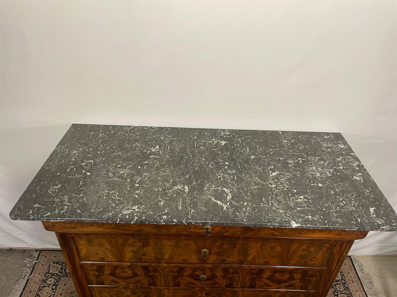 Cassettiera francese Louis Philippe del XIX secolo in radica di noce e marmo nero in vendita 3