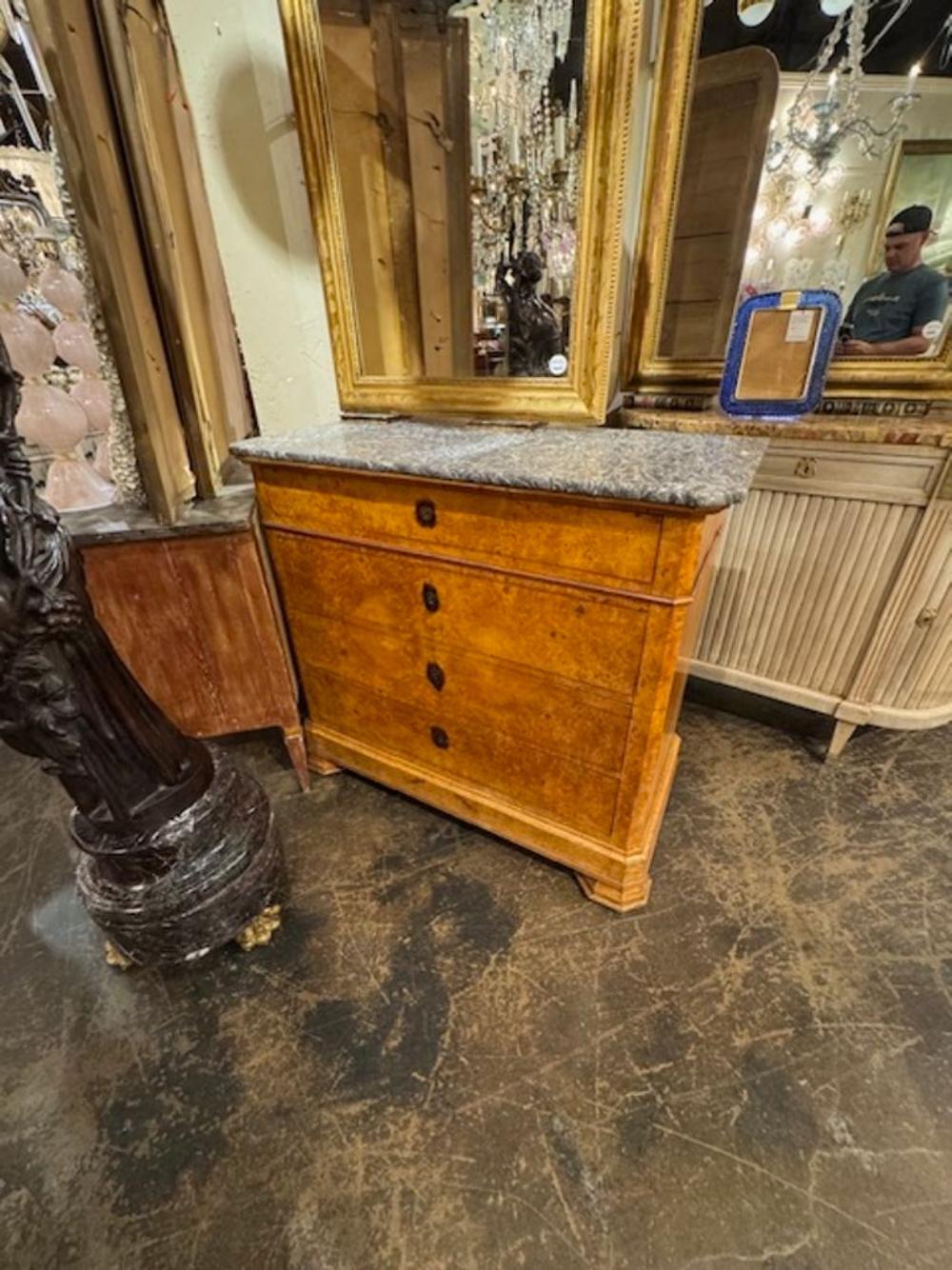 Bellissima cassettiera francese Louis Philippe del XIX secolo con piano in marmo grigio. Finitura molto bella e 4 cassetti per riporre gli oggetti. Crea un vero tocco di eleganza. Circa 1850.
45 l x 21 p x 40 h