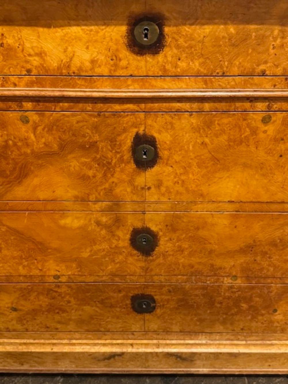 Cassettiera francese Louis Philippe del XIX secolo con piano in marmo in vendita 1