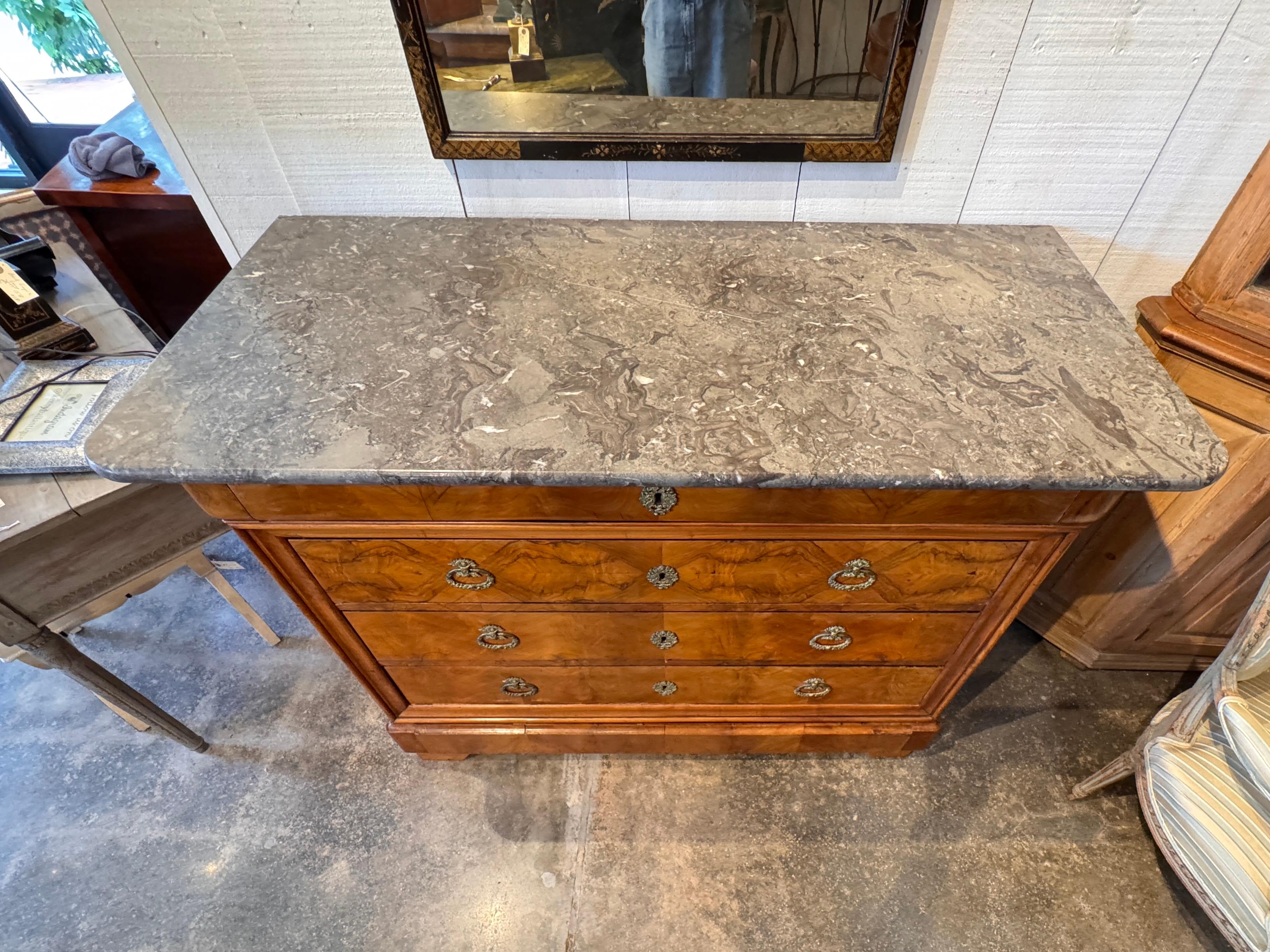 Französische Louis Philippe-Kommode des 19. Jahrhunderts im Zustand „Gut“ im Angebot in Charlottesville, VA