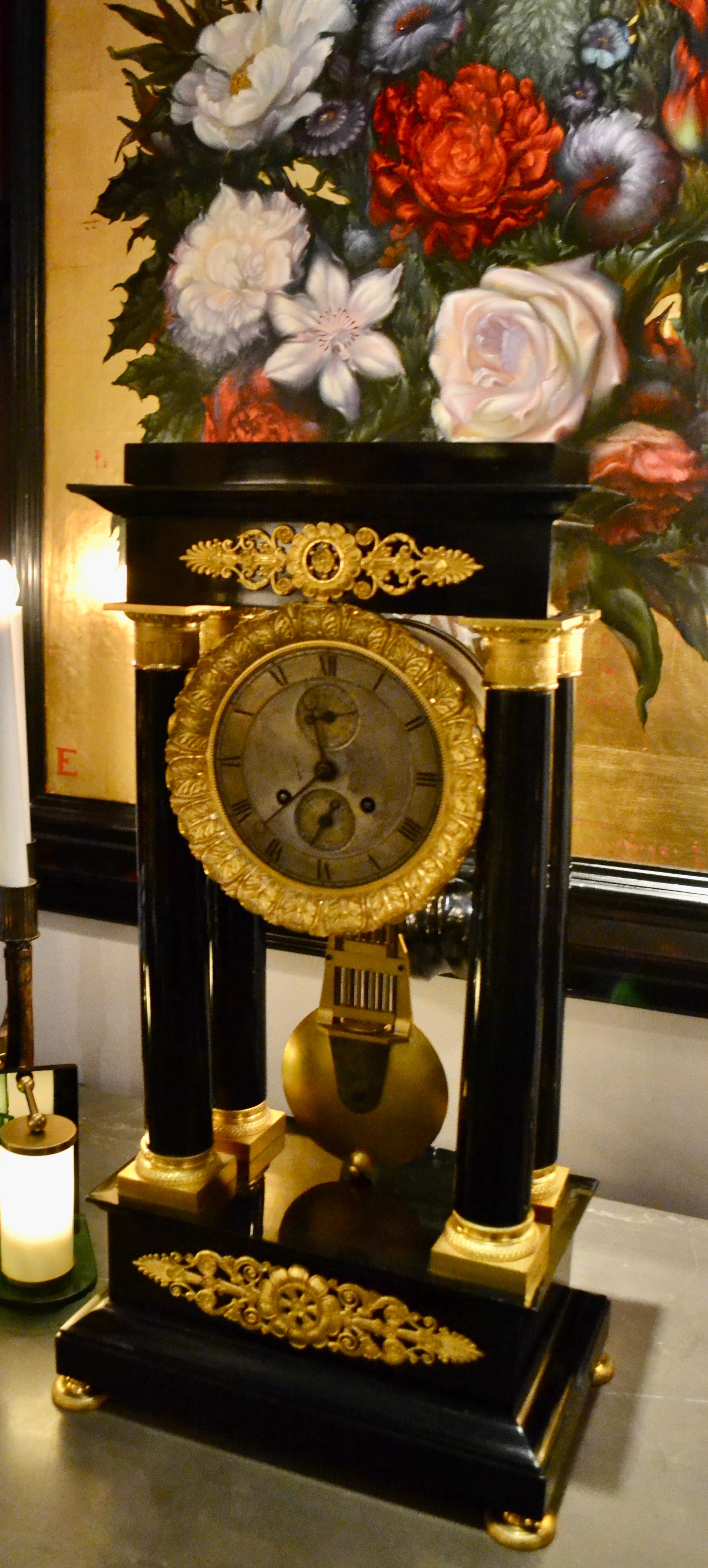 19. Jahrhundert Französisch Louis Philippe Ebonisiertes Holz und vergoldete Bronze Portikus Uhr im Angebot 7