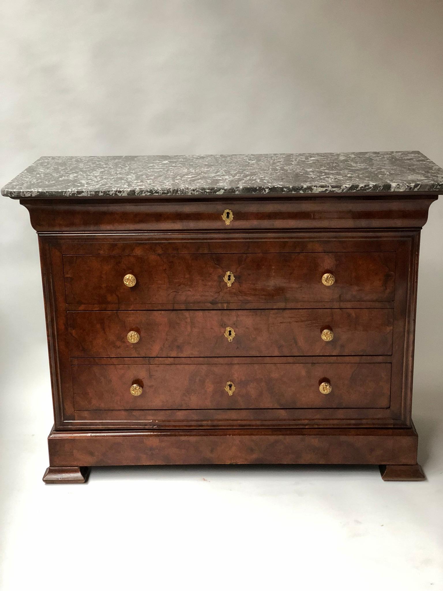 19th century French Louis Philippe figured walnut and gilt metal mounted commode with grey white variegated St Anne’s marble above five long drawers including a shaped frieze drawer and concealed raised plinth drawer
Fabulous original marble and