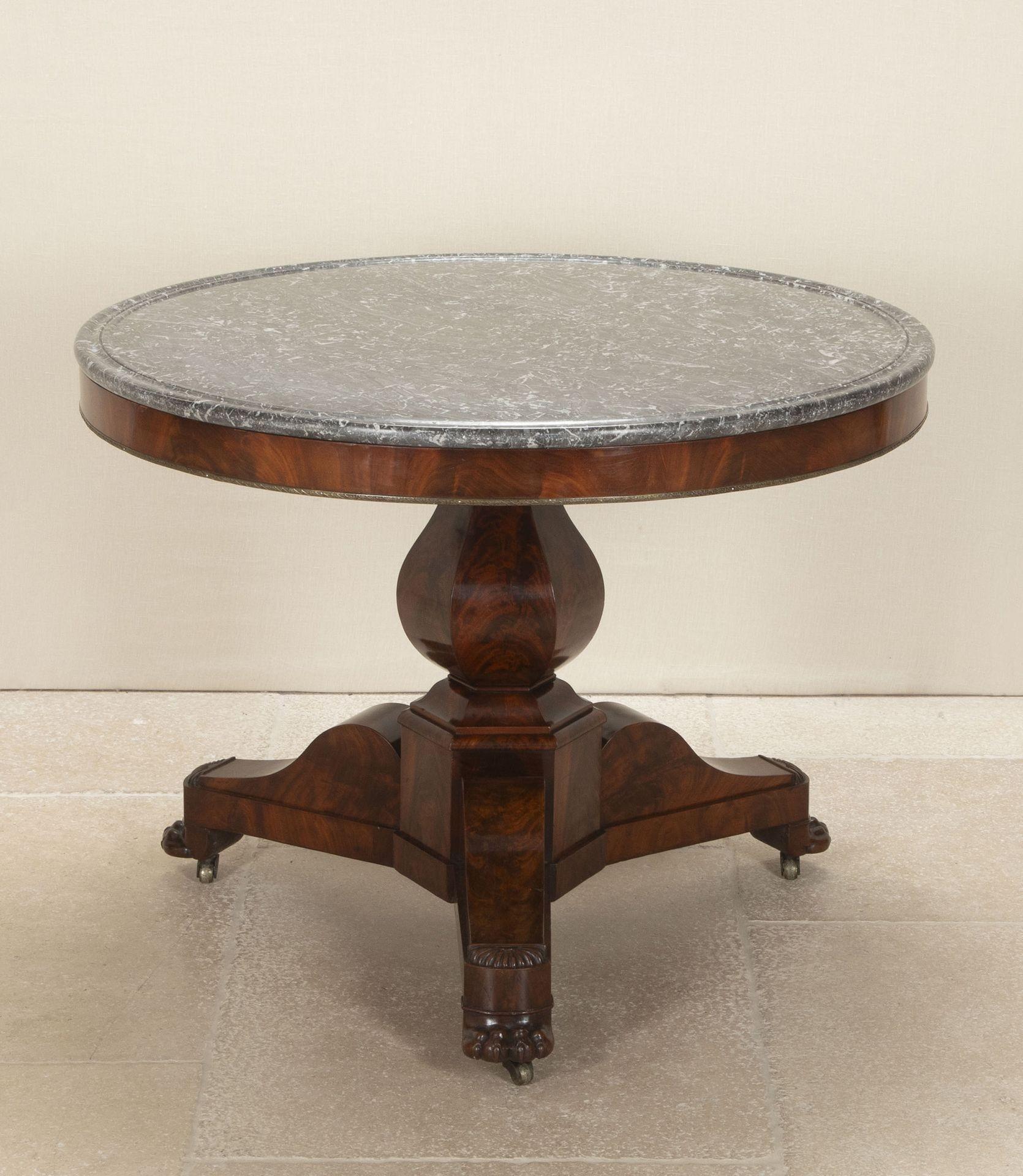 19. Jahrhundert Französisch Louis Philippe Periode Flamme Mahagoni guéridon oder Mitte Tisch. Mit originaler grauer Marmorplatte. Circa 1840.