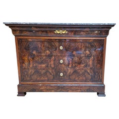Commode Louis Philippe en noyer flammé et marbre du 19e siècle