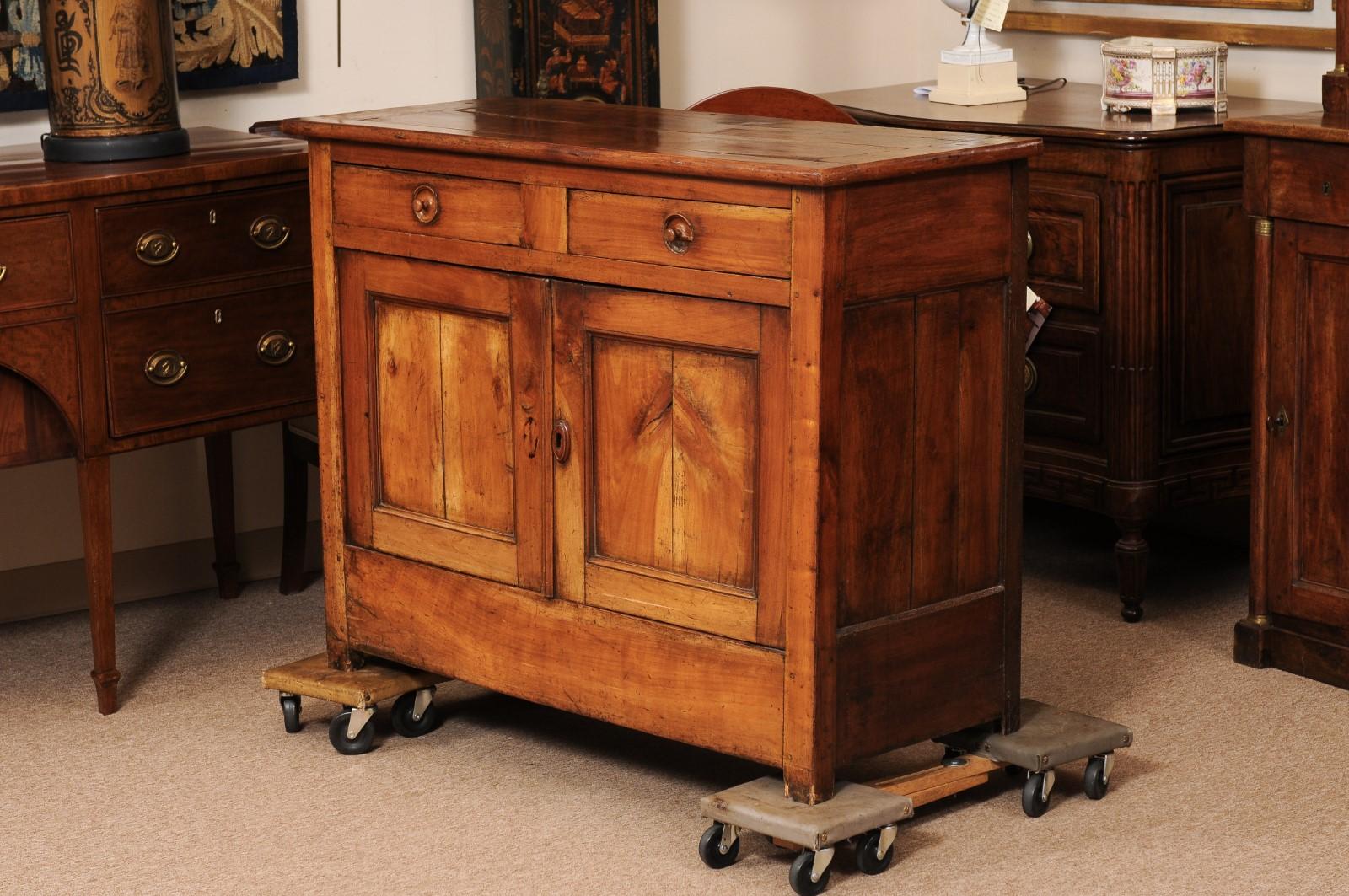 Buffet en bois fruitier Louis Philippe du 19e siècle en vente 5