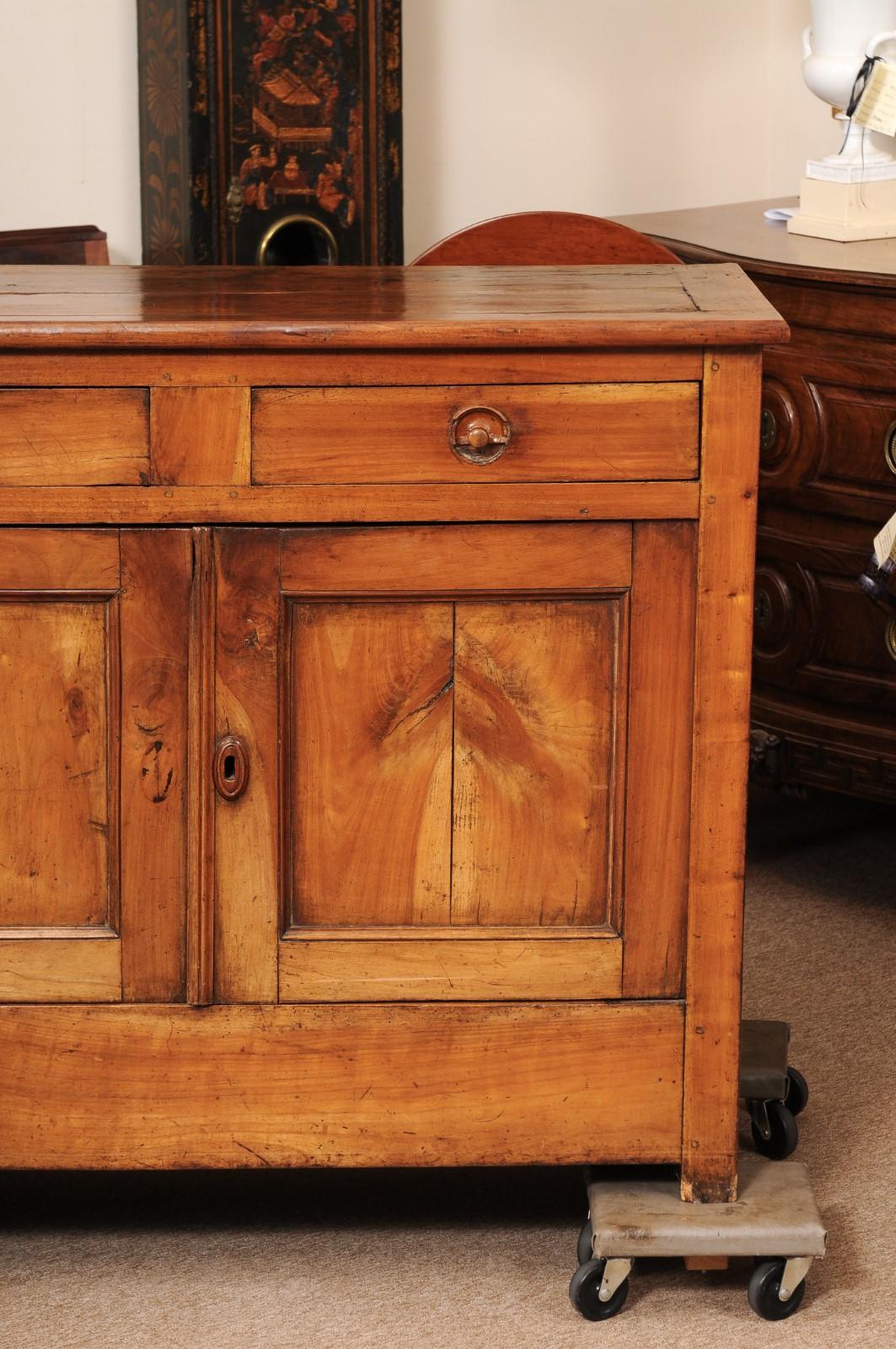 Buffet en bois fruitier Louis Philippe du 19e siècle en vente 8