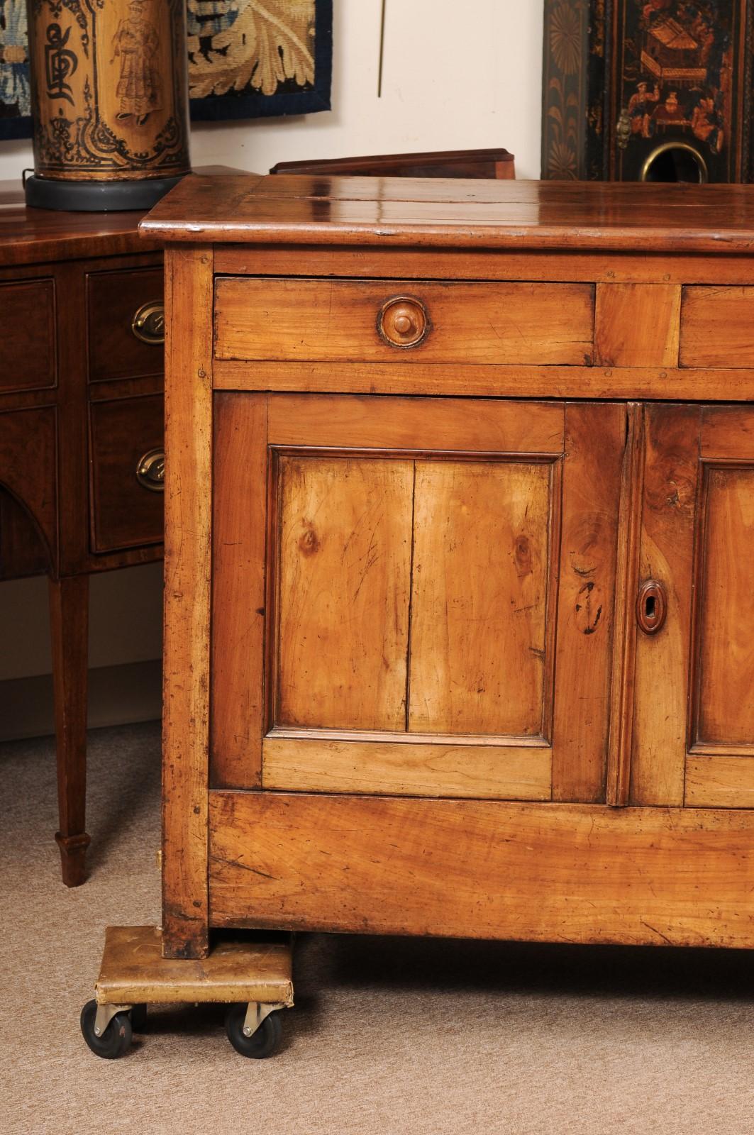 Buffet en bois fruitier Louis Philippe du 19e siècle en vente 9