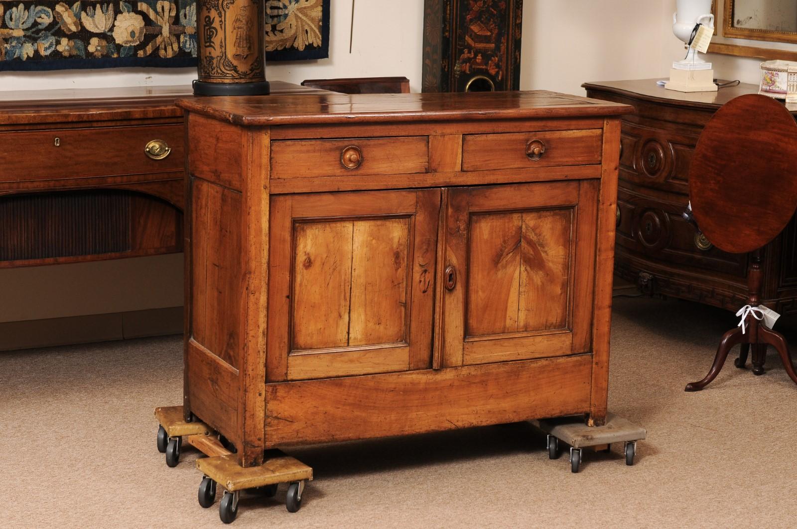 Buffet Louis Philippe en bois fruitier du 19ème siècle avec 2 tiroirs et 2 portes de placard