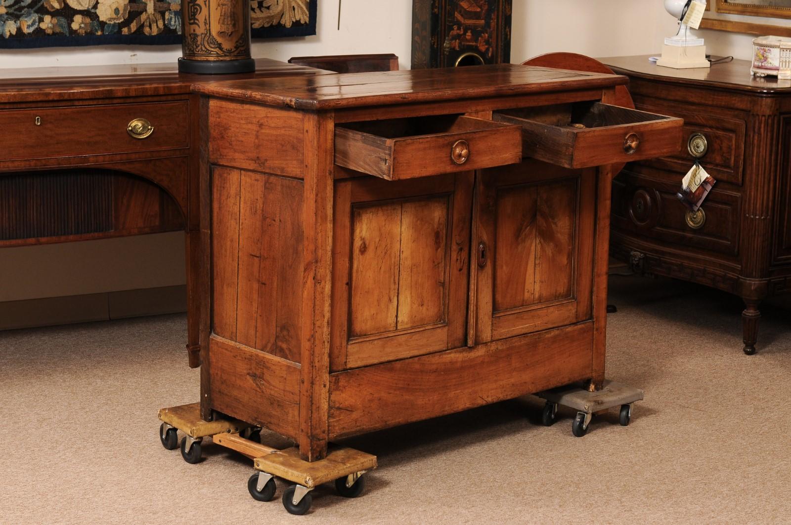 Français Buffet en bois fruitier Louis Philippe du 19e siècle en vente