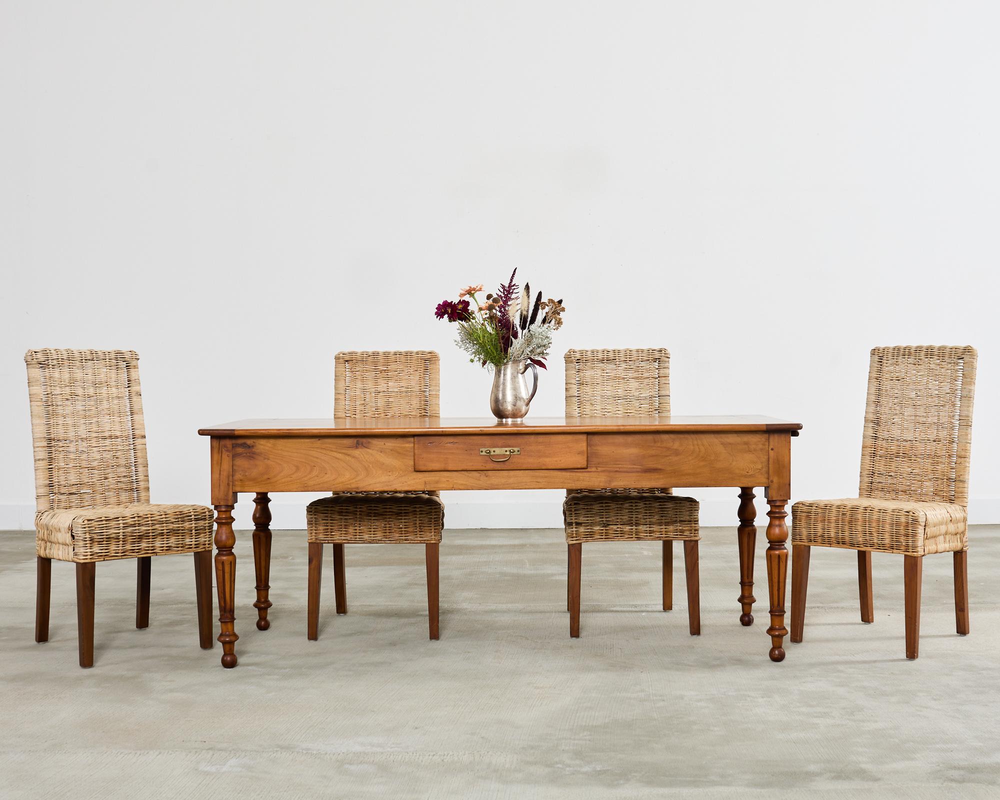 Magnifique table de ferme française de la fin du 19e siècle en bois fruitier. Ce type de table était un outil de travail dans la cuisine française et avait plusieurs fonctions. La table est dotée d'un plateau en planches et d'extrémités en planches