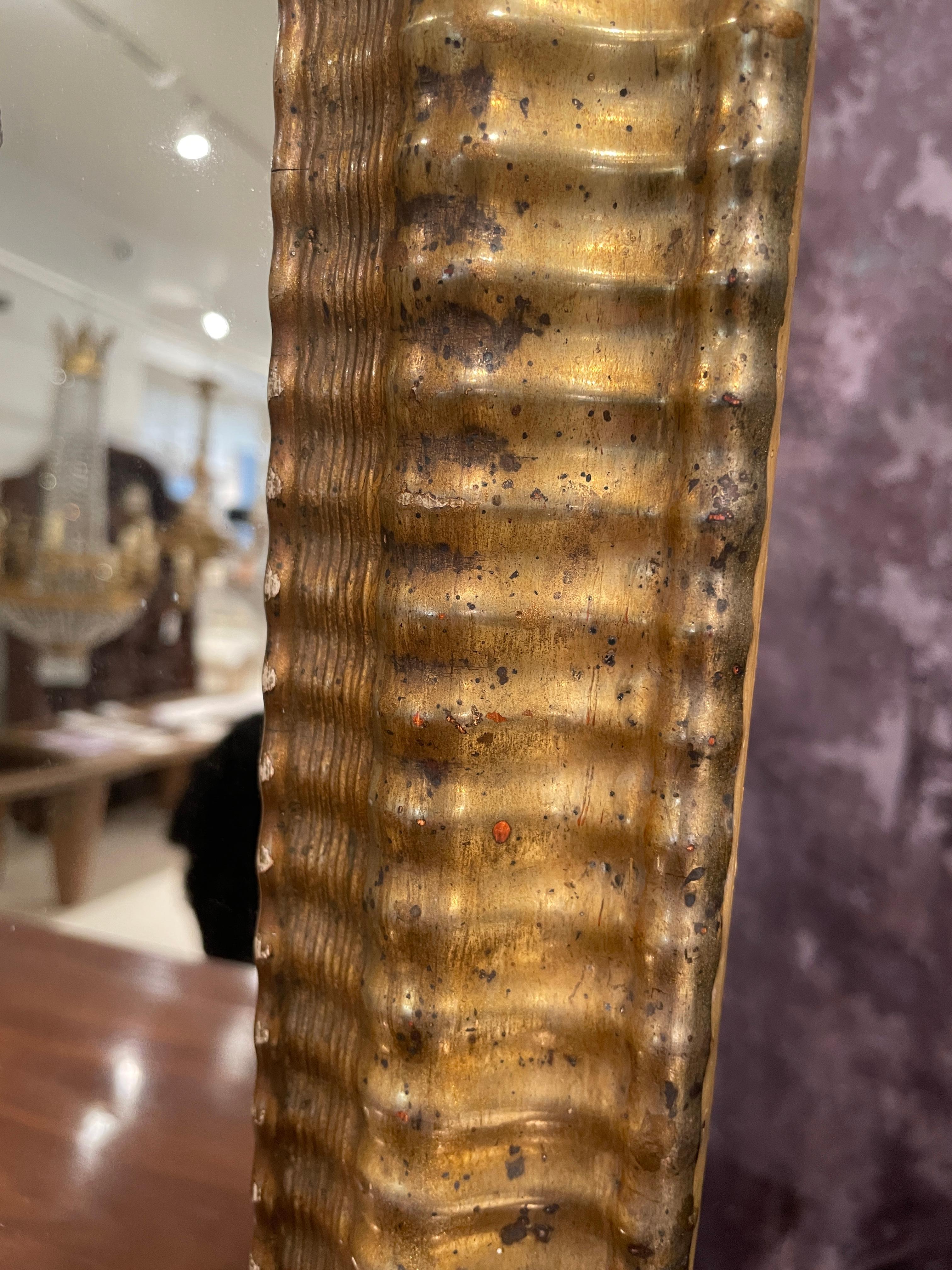 Un étroit et haut miroir Louis Philippe français du 19ème siècle, avec ses doubles vitres d'origine encadrées dans un cadre délicatement sculpté et doré - discret mais raffiné, incarnant la sophistication intemporelle de l'époque Louis Philippe.