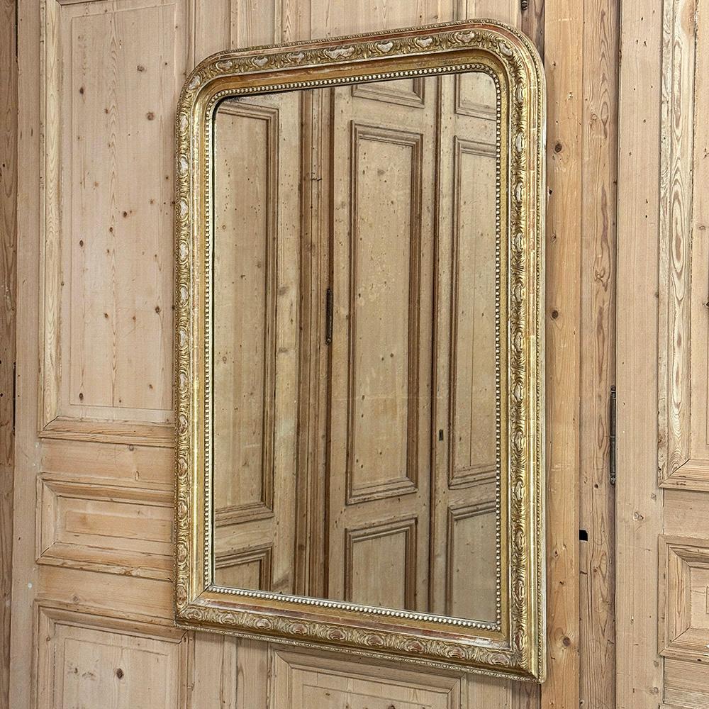 Le miroir doré Louis Philippe du XIXe siècle présente un sens du détail qui a commencé à apparaître à la fin de la période vers les débuts de ce que l'on appelle aujourd'hui la période Napoléon III.  Bien que l'architecture soit la même que sous le