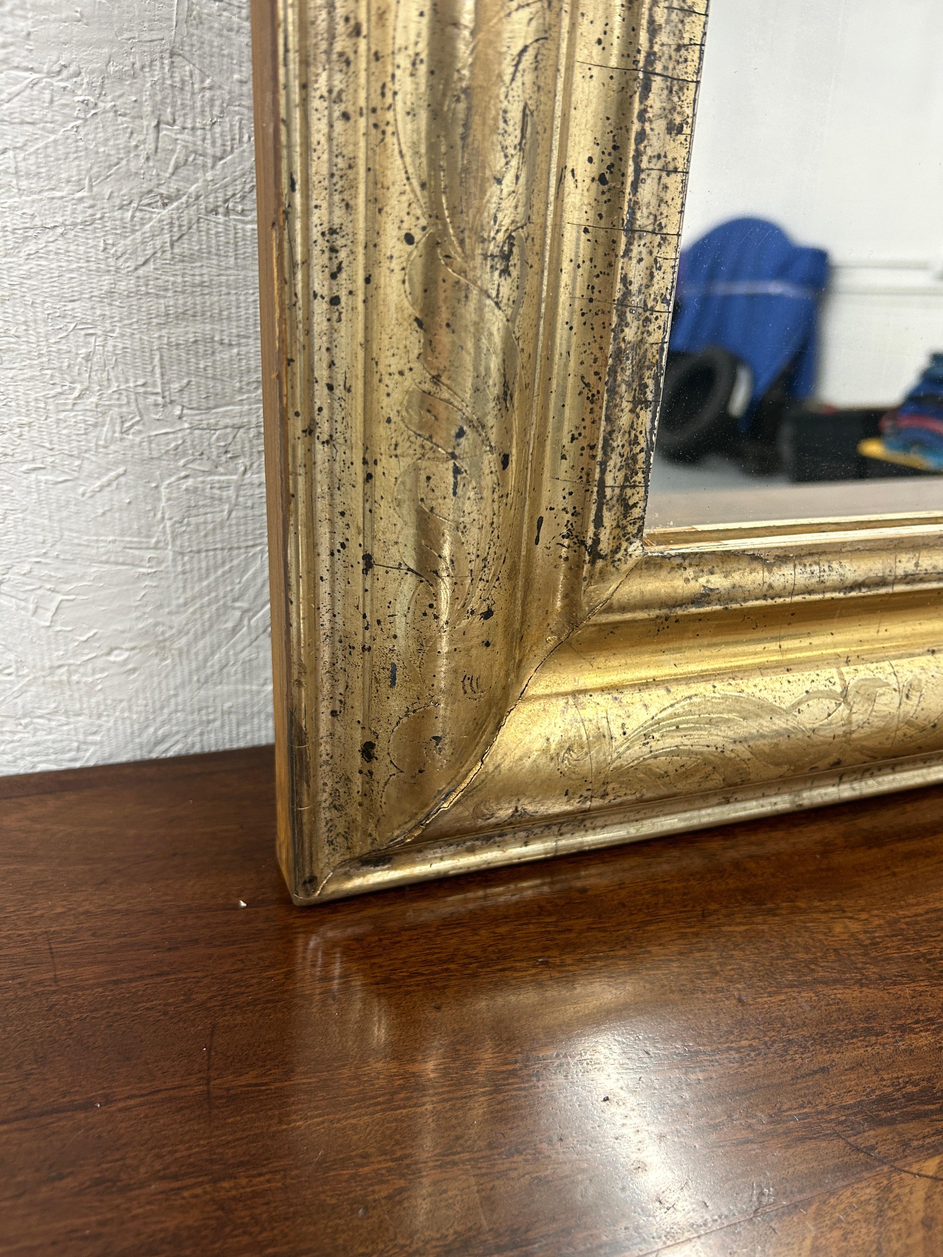 nser exquisiter französischer Louis-Philippe-Spiegel mit vergoldetem Rahmen aus dem 19. Jahrhundert ist ein fesselndes Stück, das mühelos Geschichte und Raffinesse in jeden Wohnbereich bringt. Dieser zeitlose Klassiker versprüht den Charme der