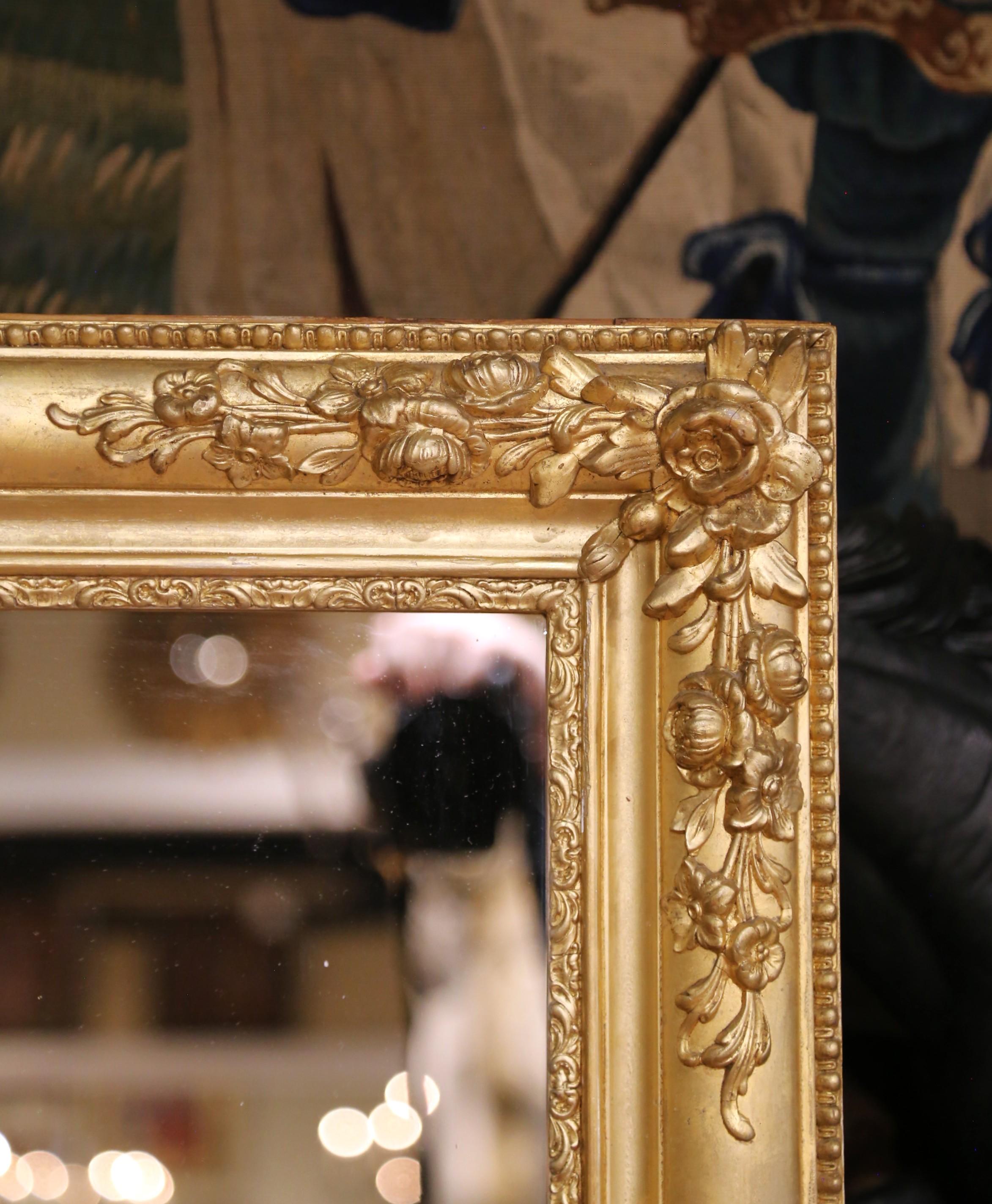19. Jahrhundert Französisch Louis Philippe Giltwood Kaminsims Spiegel mit floralen Schnitzereien (Handgeschnitzt) im Angebot