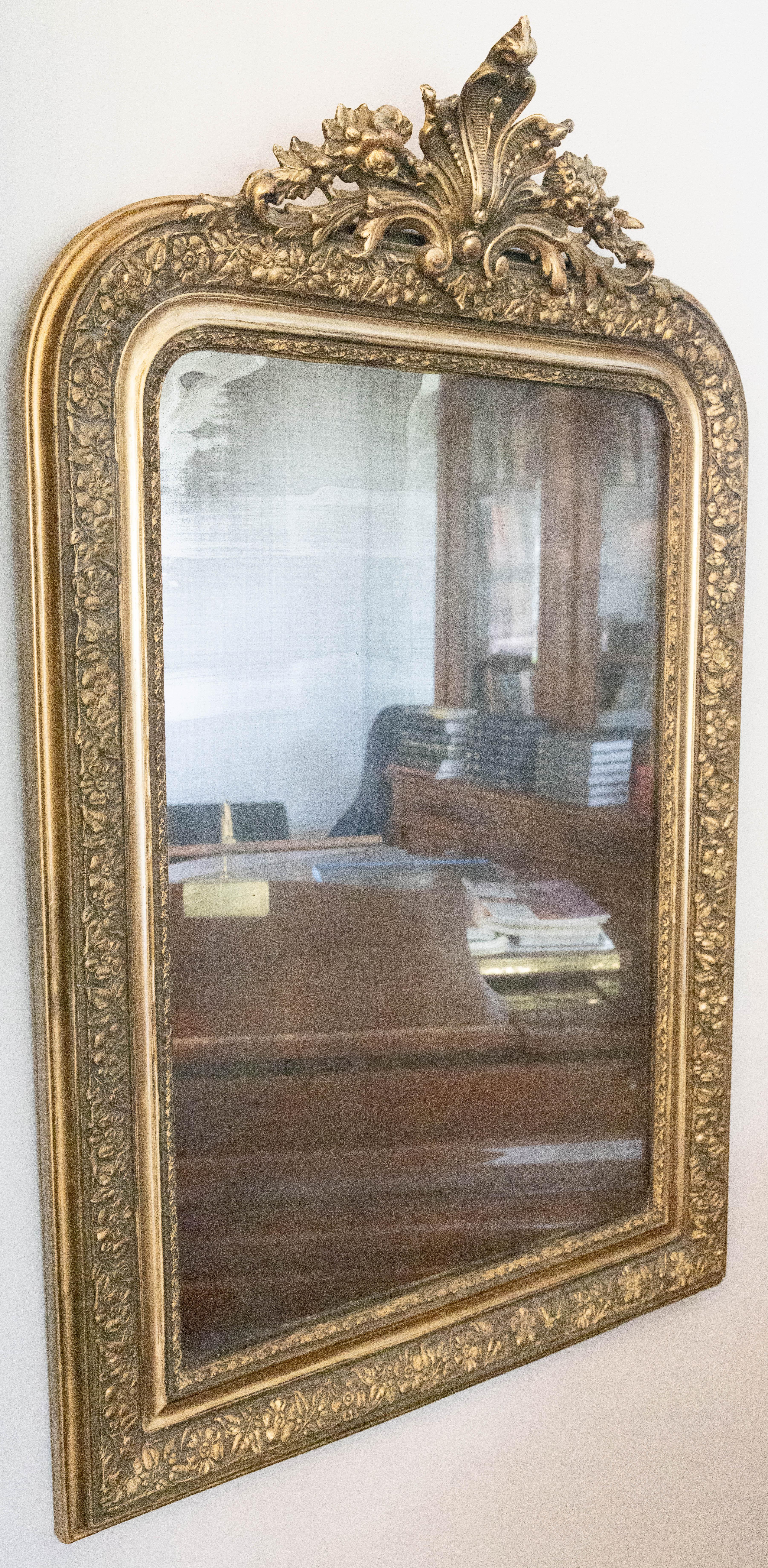 Un magnifique miroir Louis Philippe français ancien en bois doré et gesso avec une crête étonnante et le vieux miroir original en verre et le support en bois. Ce beau miroir a de beaux accents floraux, des feuilles d'acanthe et des motifs de