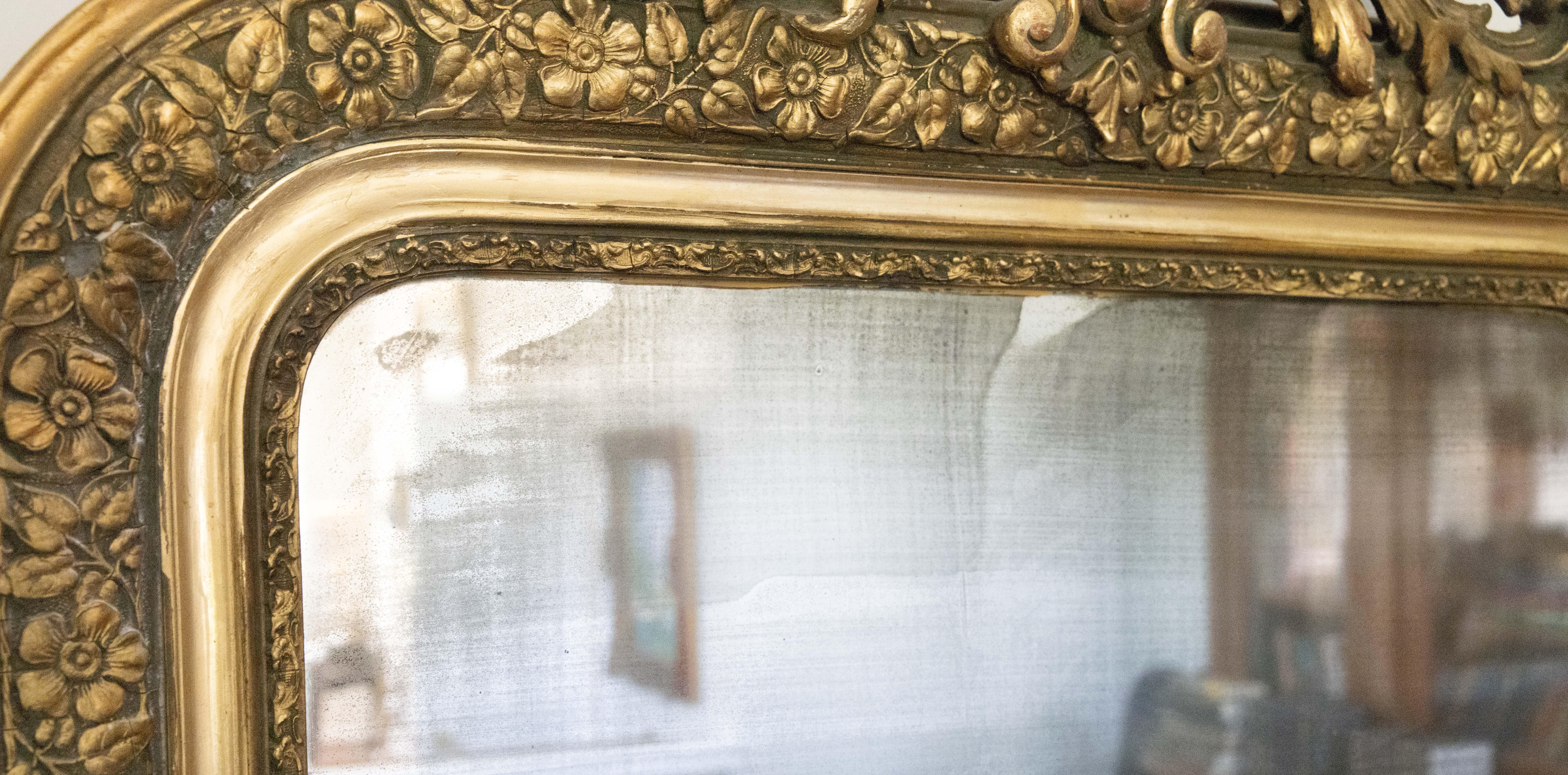 Français Miroir français du 19ème siècle en bois doré Louis Philippe avec crête en vente