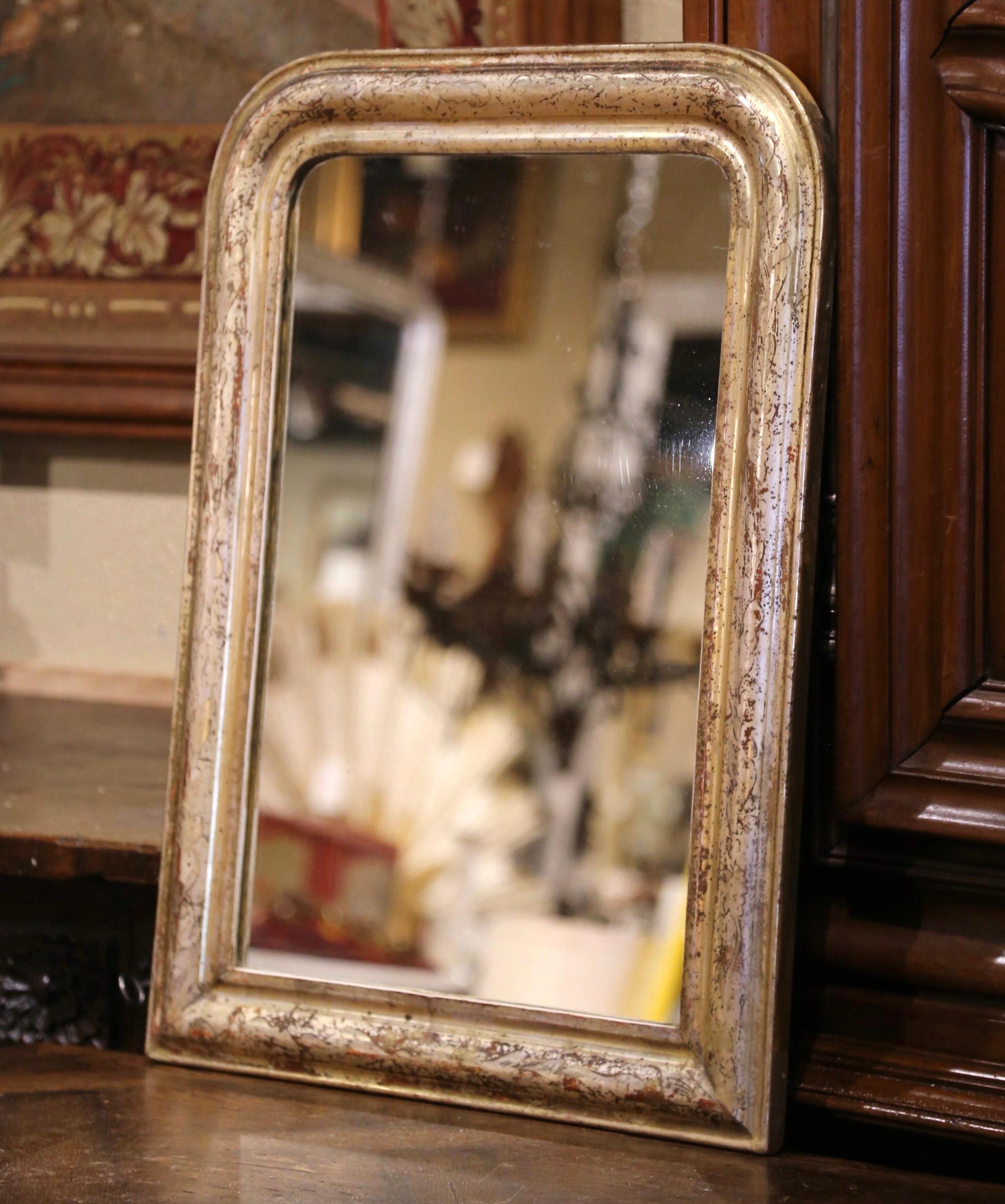 Fabriqué dans la région de Bourgogne vers 1860, ce miroir antique doré présente des lignes traditionnelles avec des coins arrondis. Le cadre rectangulaire est décoré d'un discret motif floral gravé sur l'ensemble du cadre. Cette élégante pièce