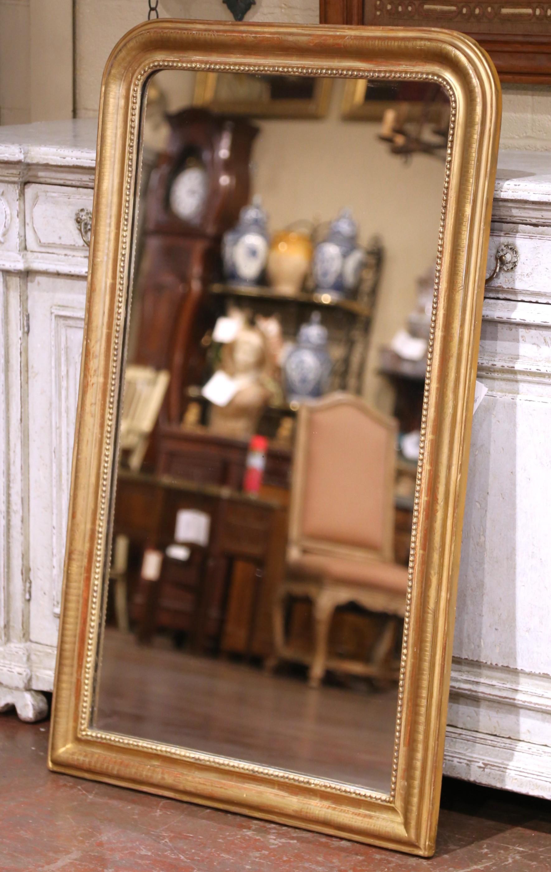 Eleganza, eleganza e stile: questo elegante Antique Mirror è ideale per arredare un bagno, una toilette o un ingresso. Realizzato nella regione francese della Borgogna intorno al 1860, il grande specchio dorato ha linee tradizionali con angoli