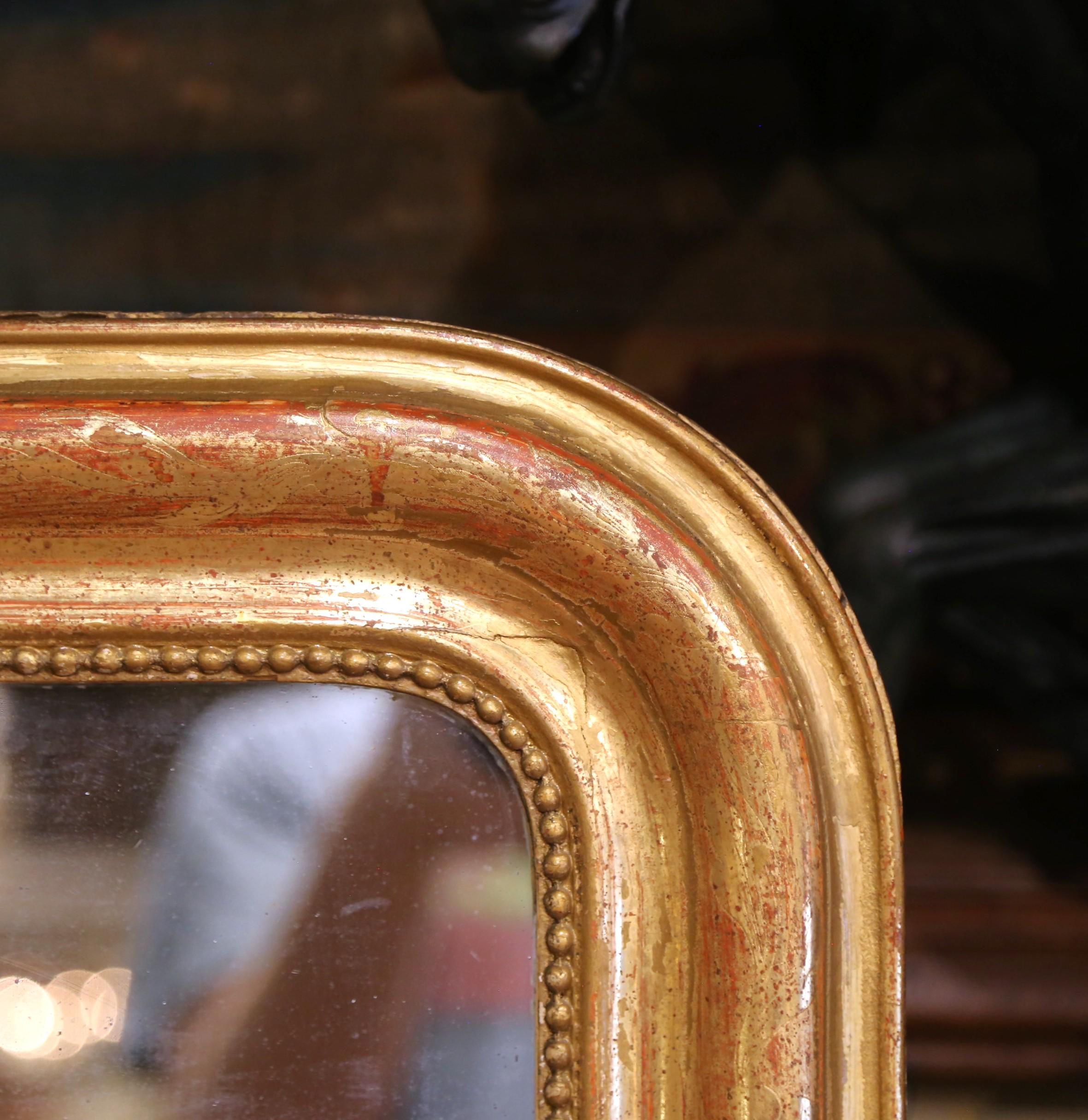 Espejo francés de madera dorada de Louis Philippe del siglo XIX con decoración floral grabada Luis Felipe en venta